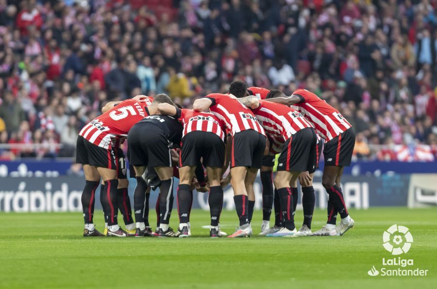 Piña de los jugadores del Athletic Club ante el Atlético en el Metropolitano.