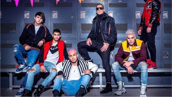 Pinto Wahin y CNCO posan en la presentación de su nuevo single: 24 horas.