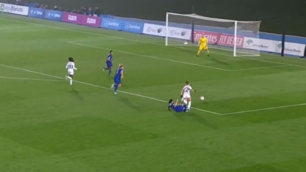 Piqué vacila con el increíble penalti que le pitan a Athenea del Castillo (DAZN)