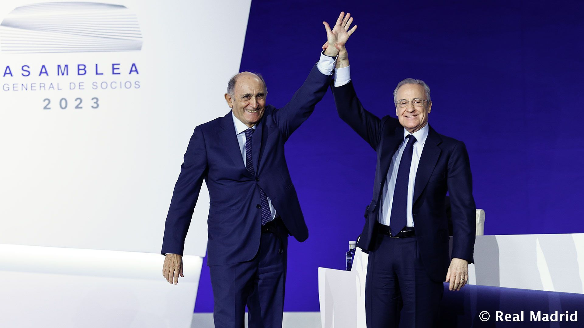 Pirri y Florentino Pérez, en la Asamblea del Real Madrid.