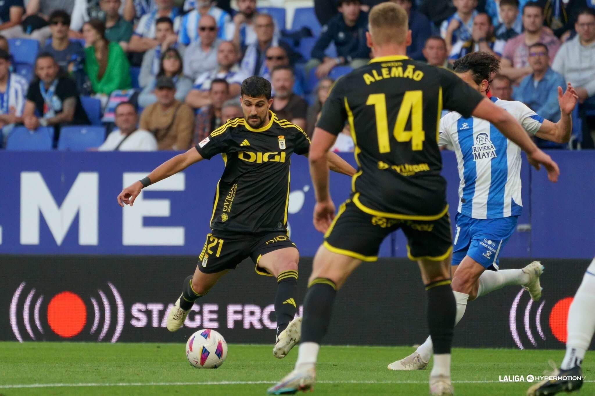  Pomares pasa un balón en el Espanyol - Oviedo.