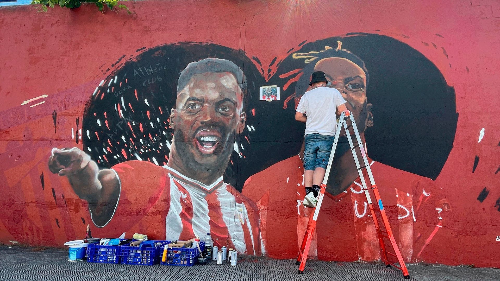  El artista Carlos López restaura a Nico Williams en su Mural de Lutxana-Barakaldo.