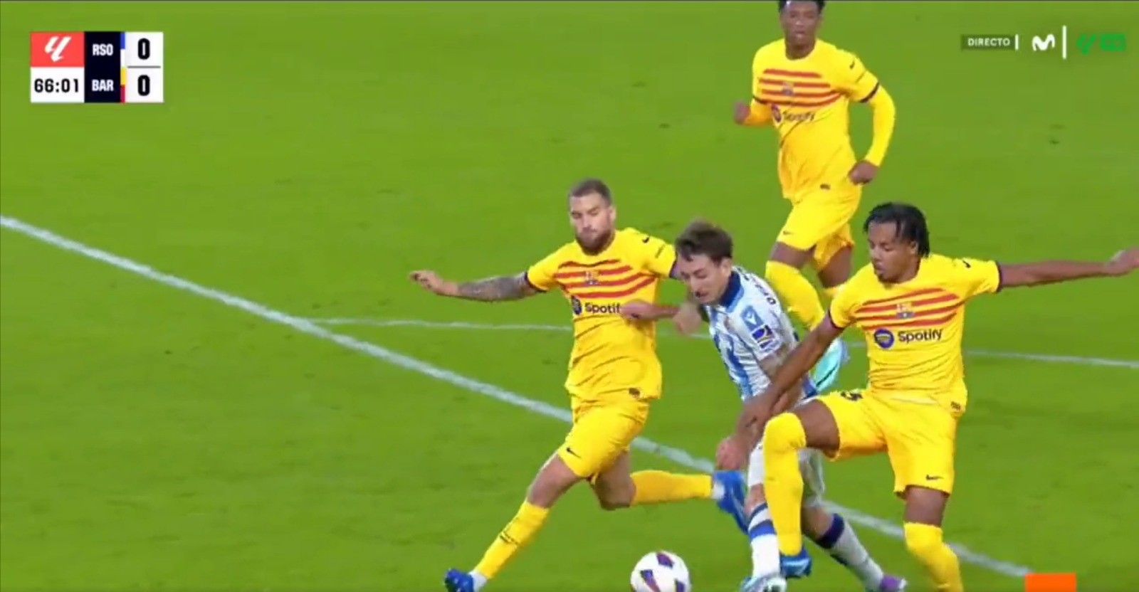  Posible penalti de Koundé sobre Oyarzabal.