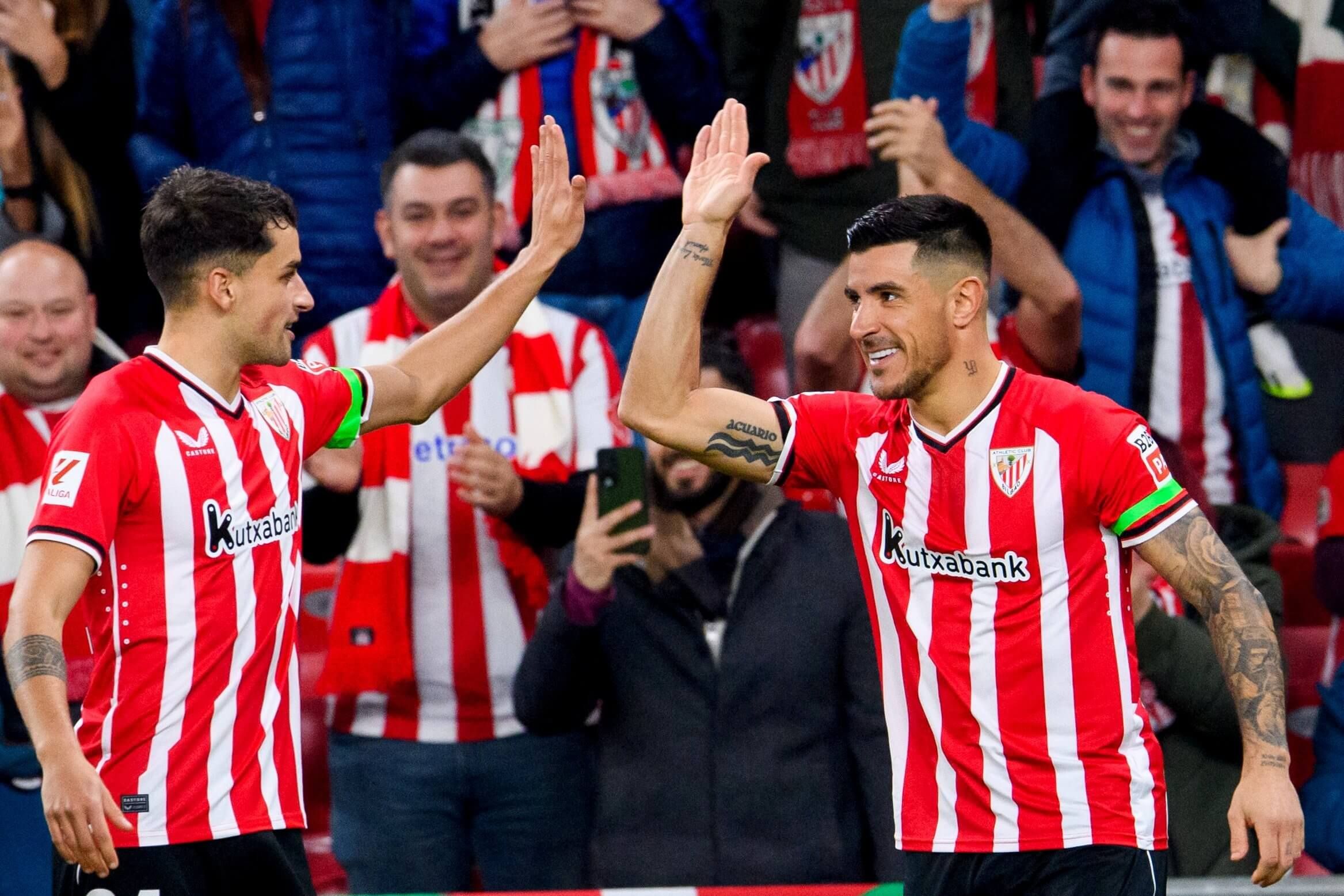 Beñat Prados y Yuri Berchiche festejan un gol en San Mamés.