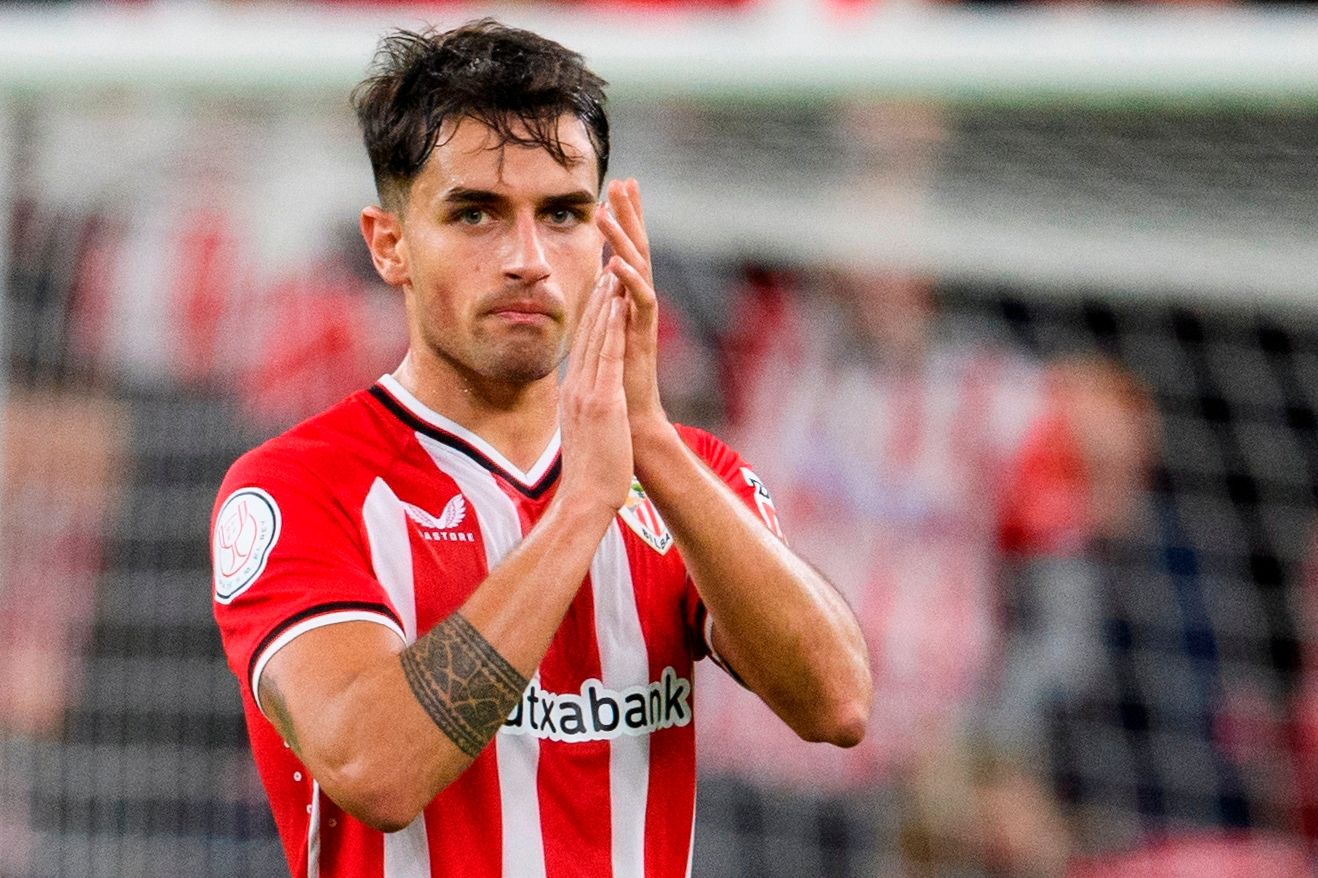  El navarro Beñat Prados aplaude durante un partido.