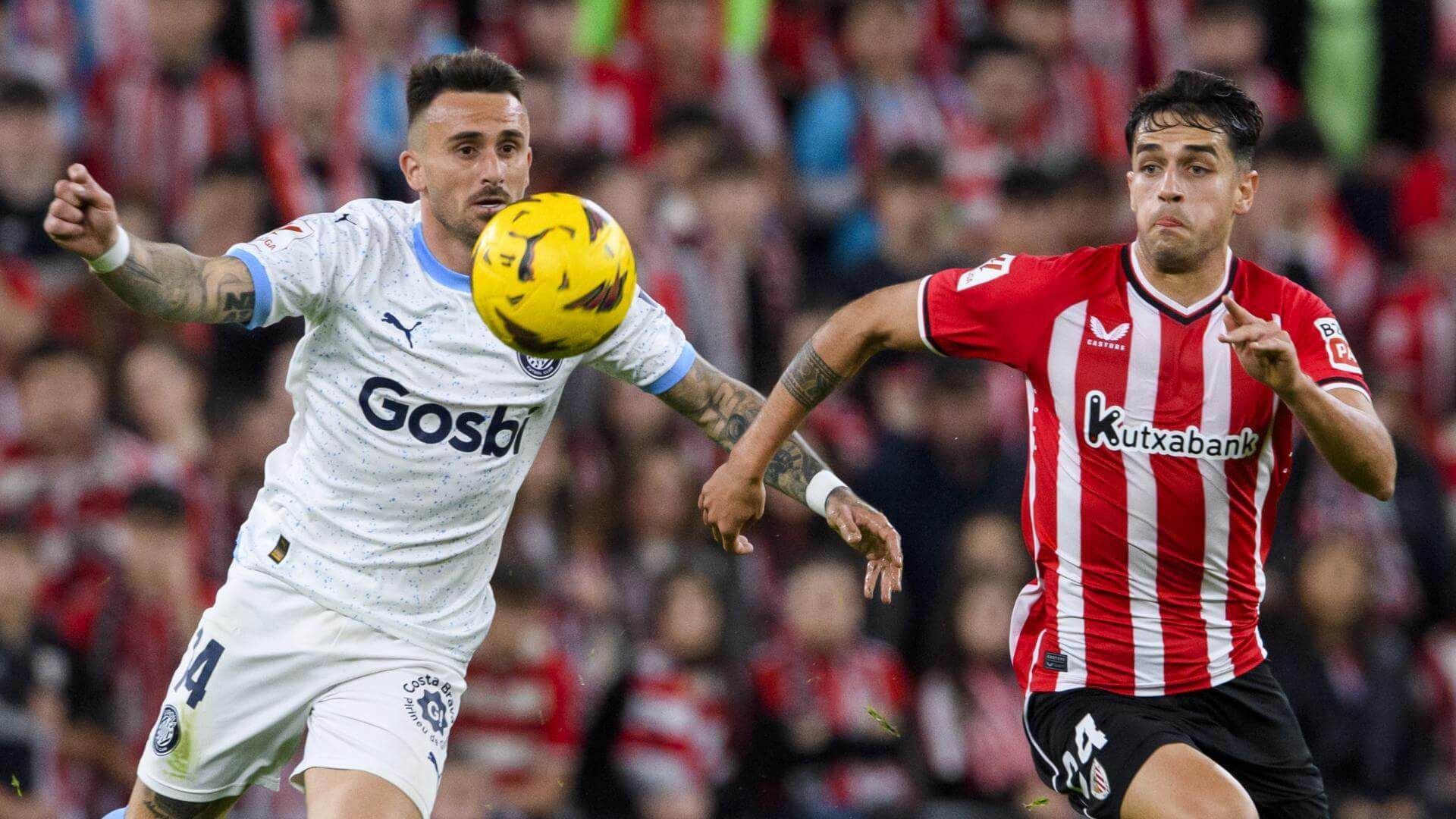  El navarro Beñat Prados peleando ante el Girona FC de Míchel en San Mamés.