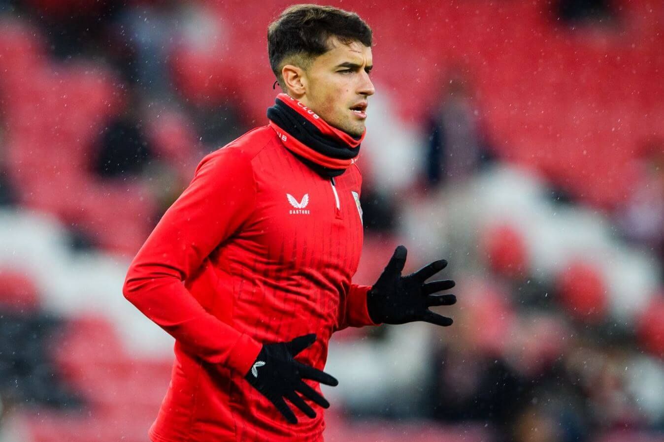 El centrocampista navarro Beñat Prados calienta en un partido jugado San Mamés.