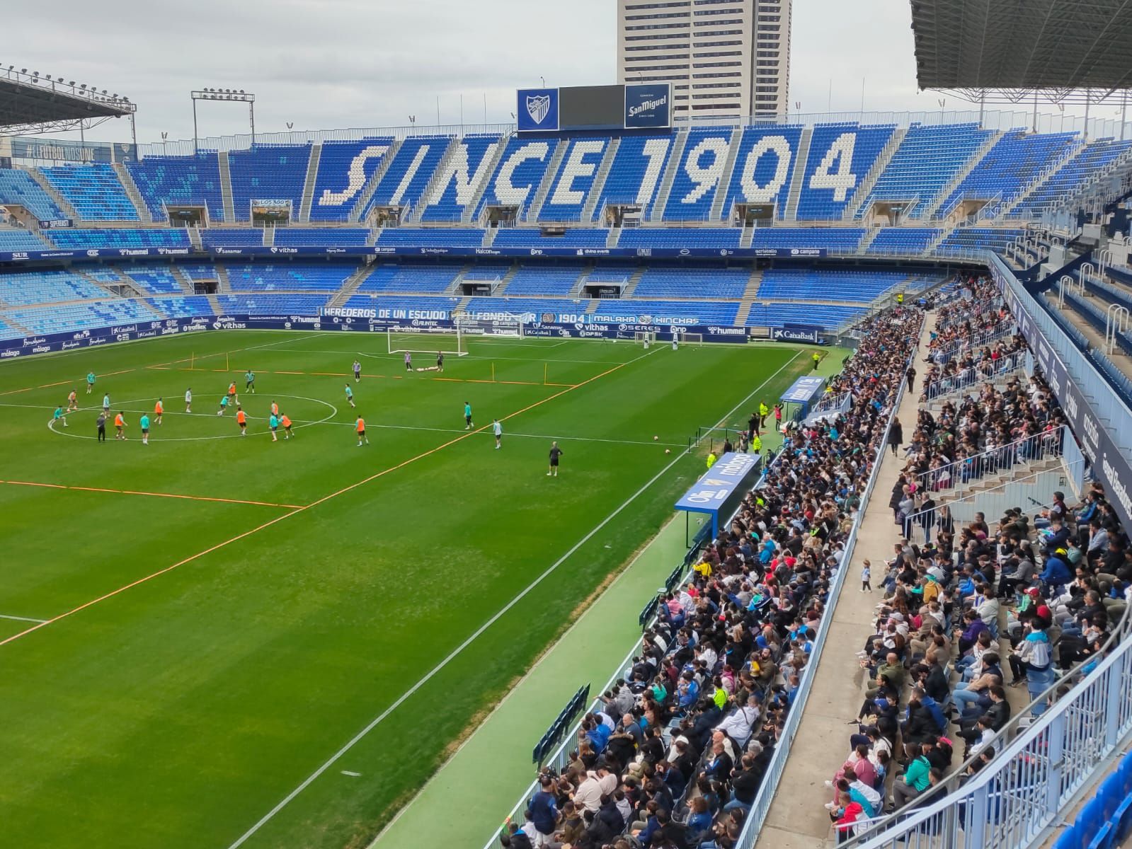 Presencia de público en el entrenamiento del Málaga en La Rosaleda.