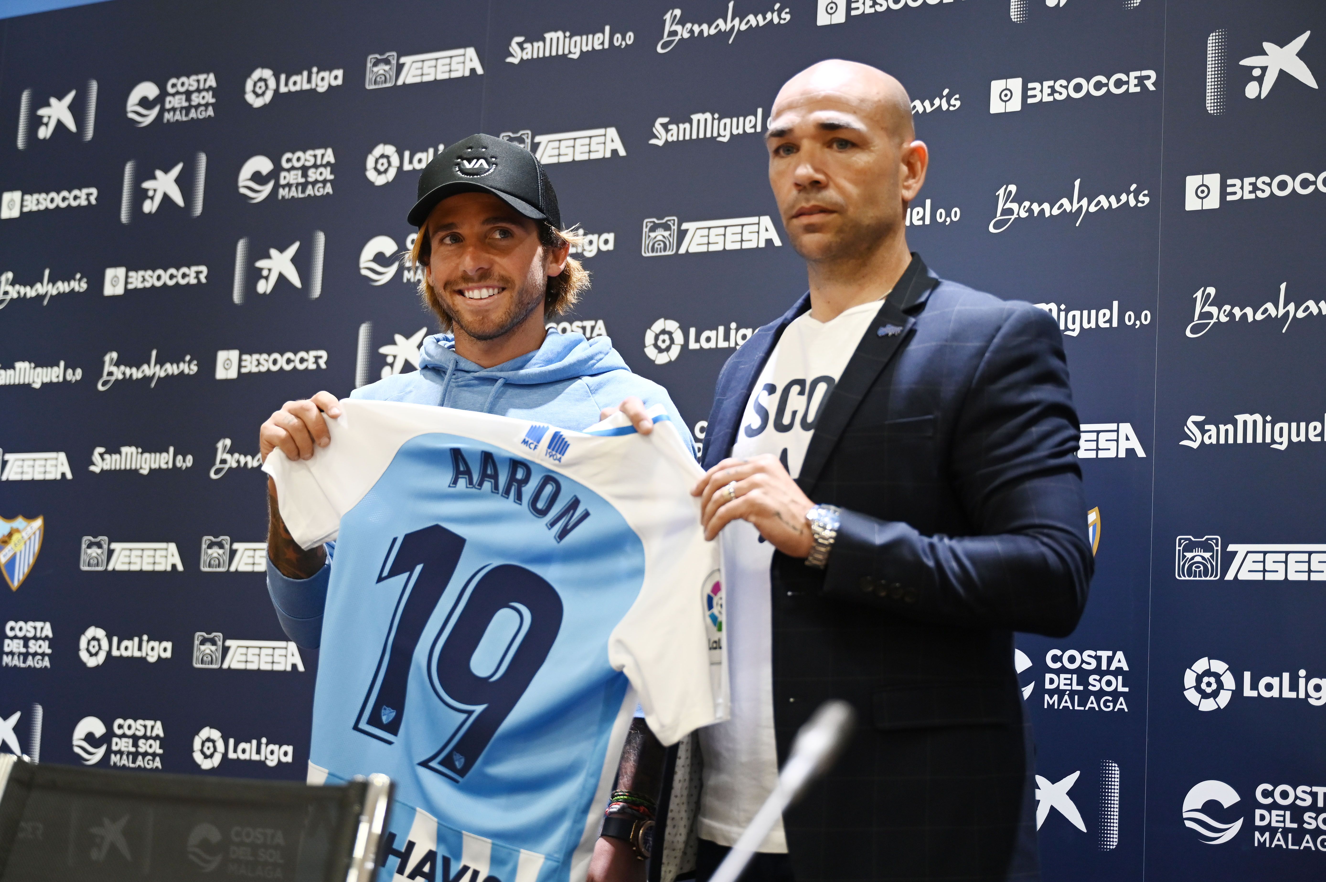 Presentación de Aarón Ñíguez, junto a Manolo Gaspar. (MCF)