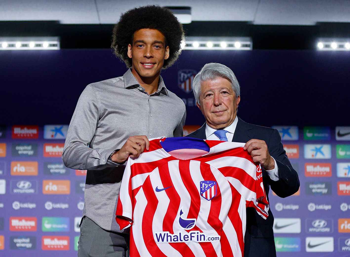 Axel Witsel, en su presentación con el Atlético de Madrid junto a Enrique Cerezo.