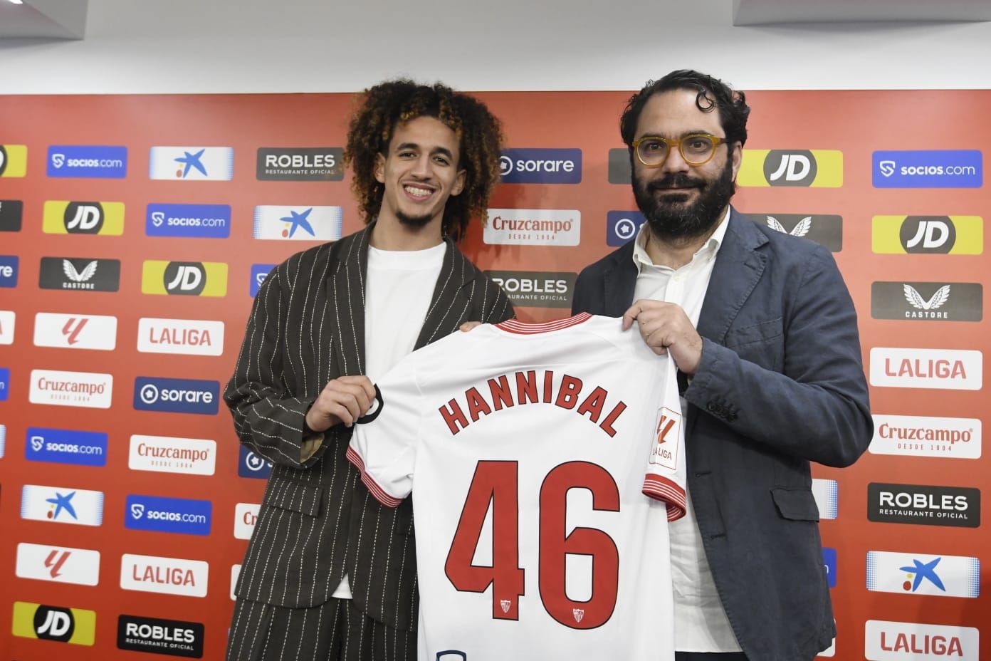  Hannibal posa junto a Víctor Orta