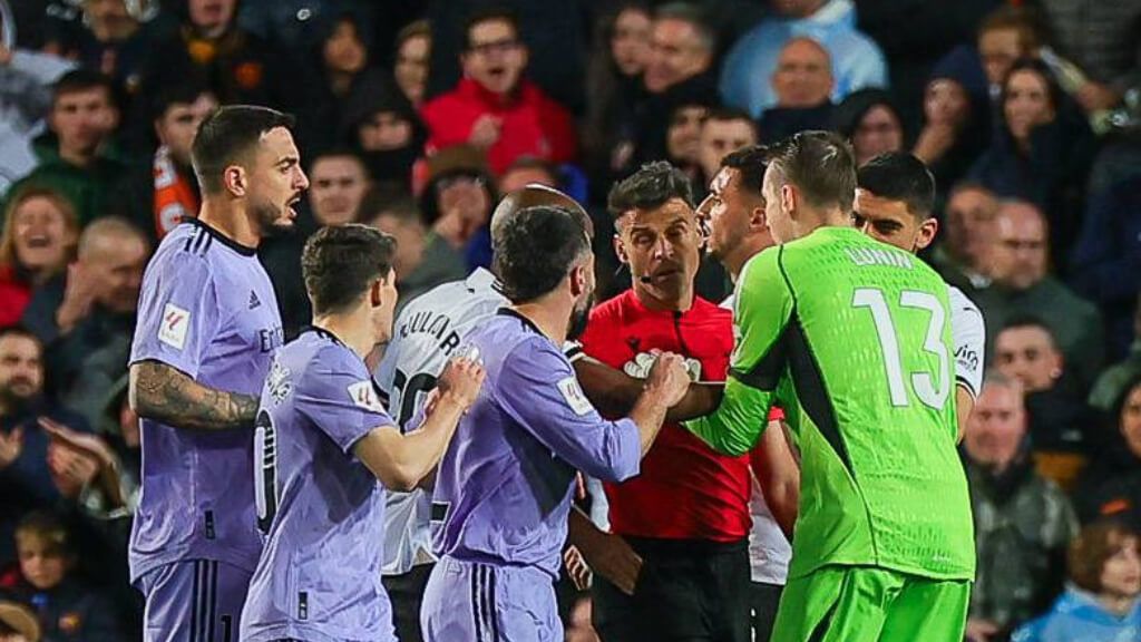  Las protestas del Real Madrid tras la decisión de Gil Manzano.