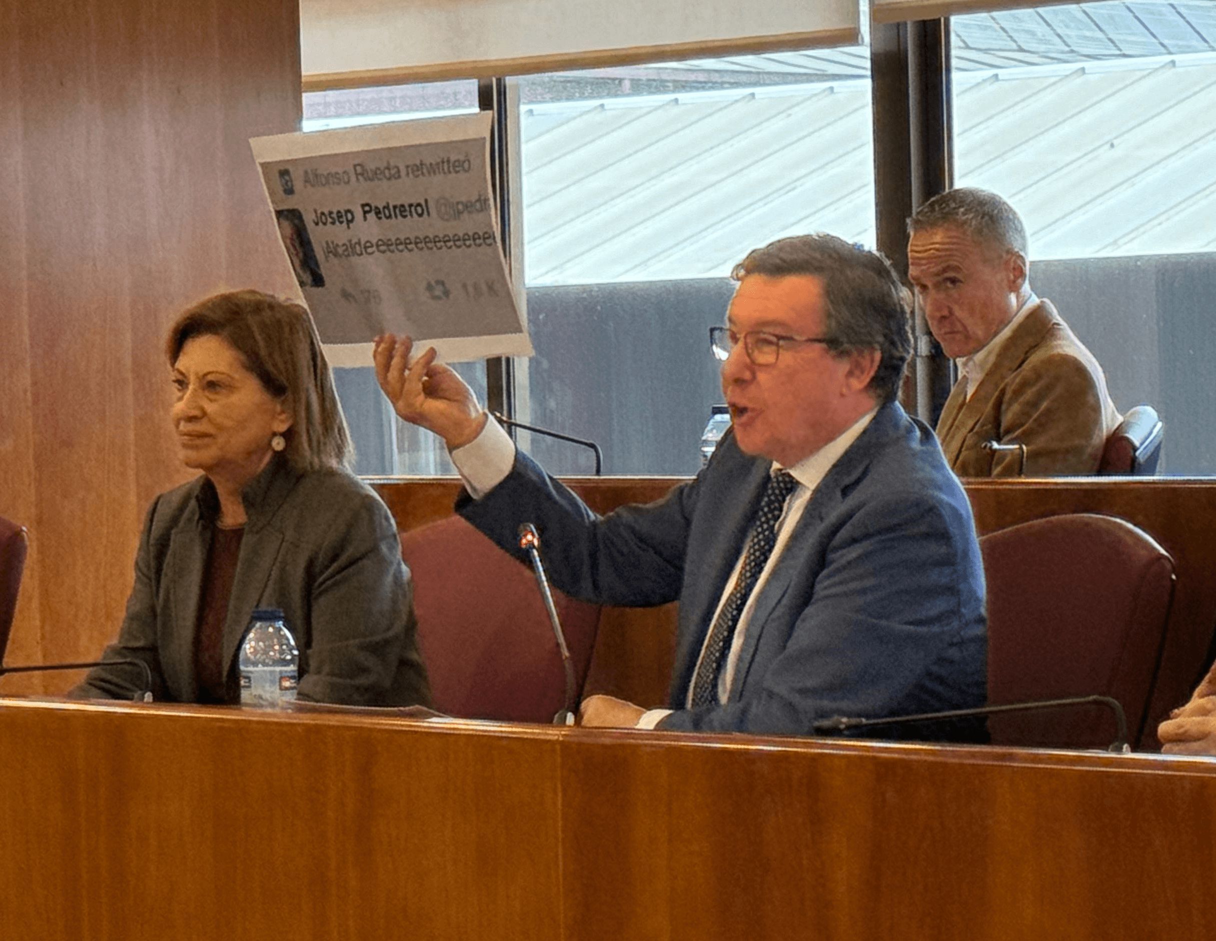  López Font mostrando un retuit de Alfonso Rueda.