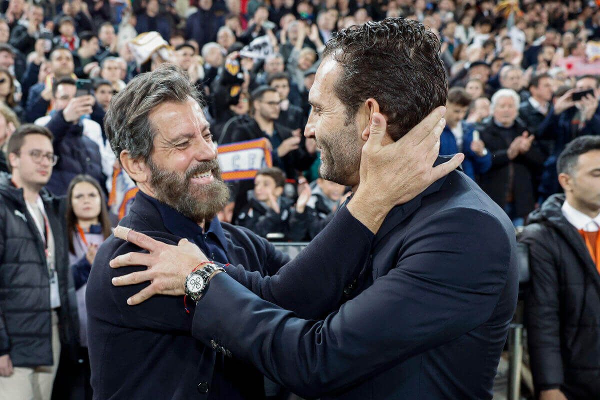  Quique y Baraja se saludan antes de un Valencia-Sevilla
