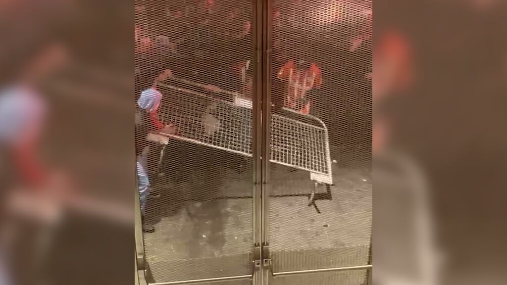  Radicales intentando entrar por la fuerza en San Mamés