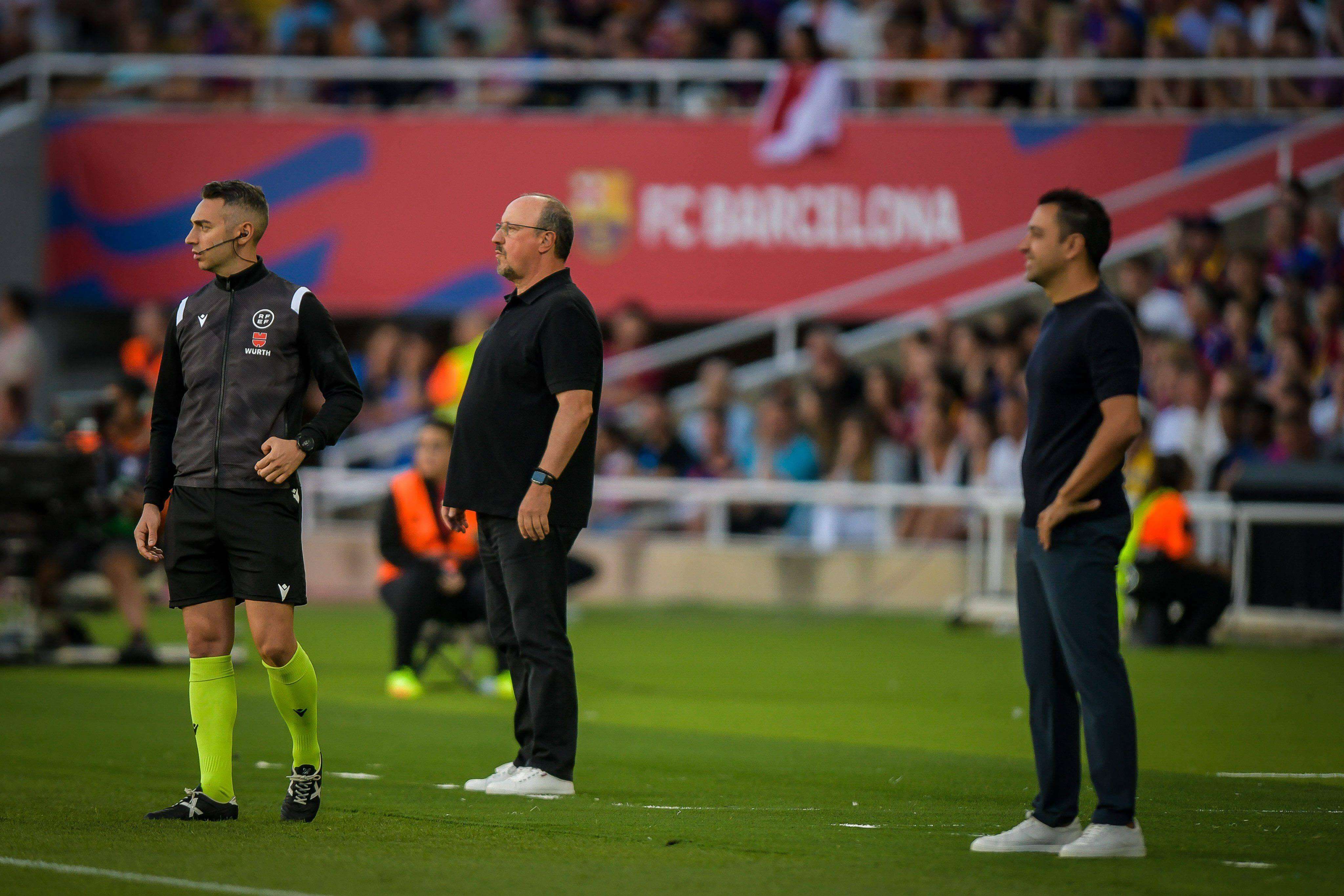 Rafa Benítez y Xavi Hernández. (Fuente: Cordon Press)