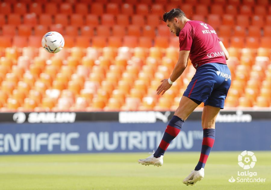  Rafa Mir calienta en Mestalla antes del Valencia CF - SD Huesca.