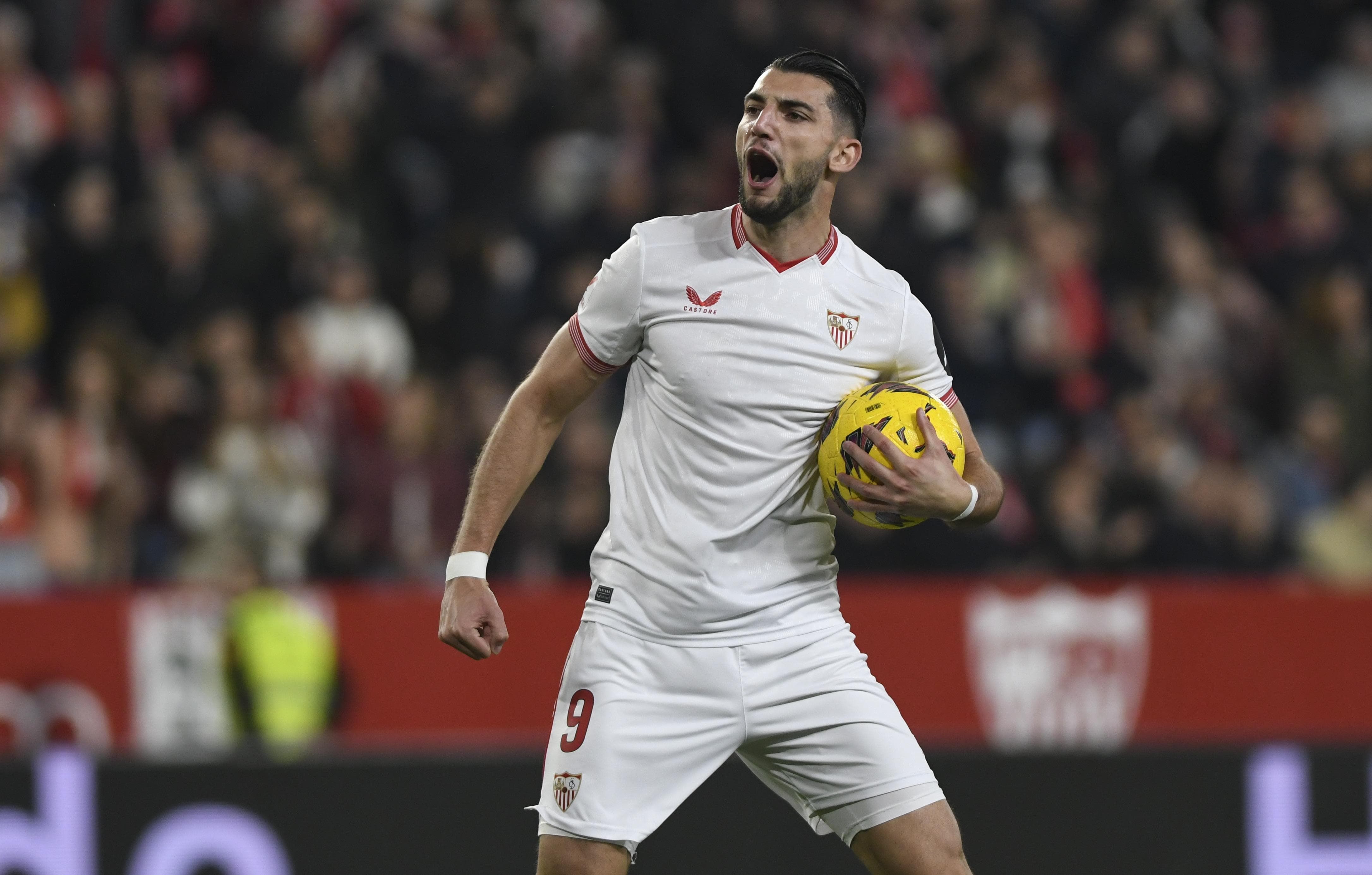 Rafa Mir celebra su gol al Alavés (Foto: Kiko Hurtado)