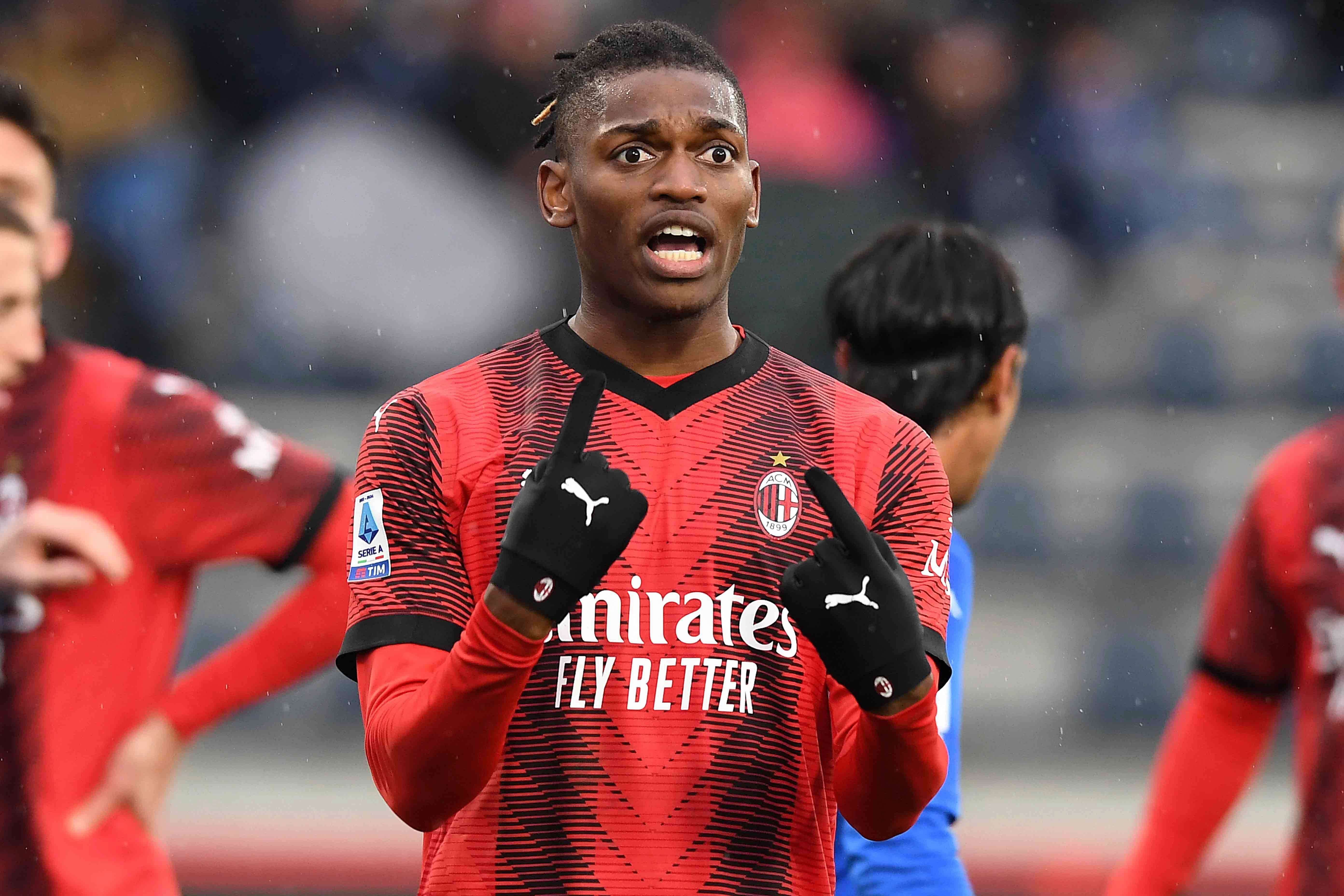 Rafael Leao protesta una jugada con el Milan (FOTO: Cordón Press).