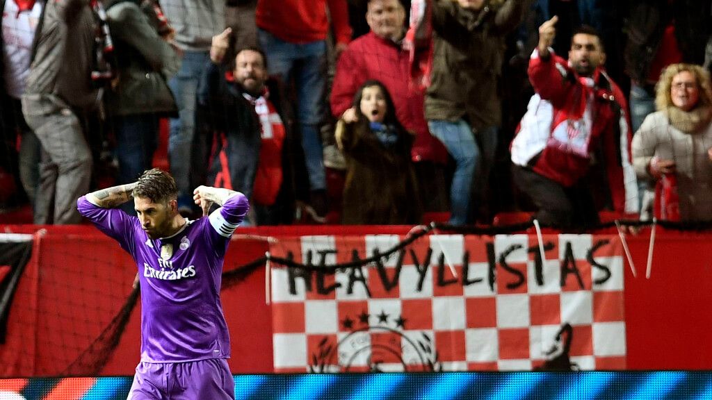 Sergio Ramos, durante la polémica celebración en el Sánchez Pizjuán ante los Biris.