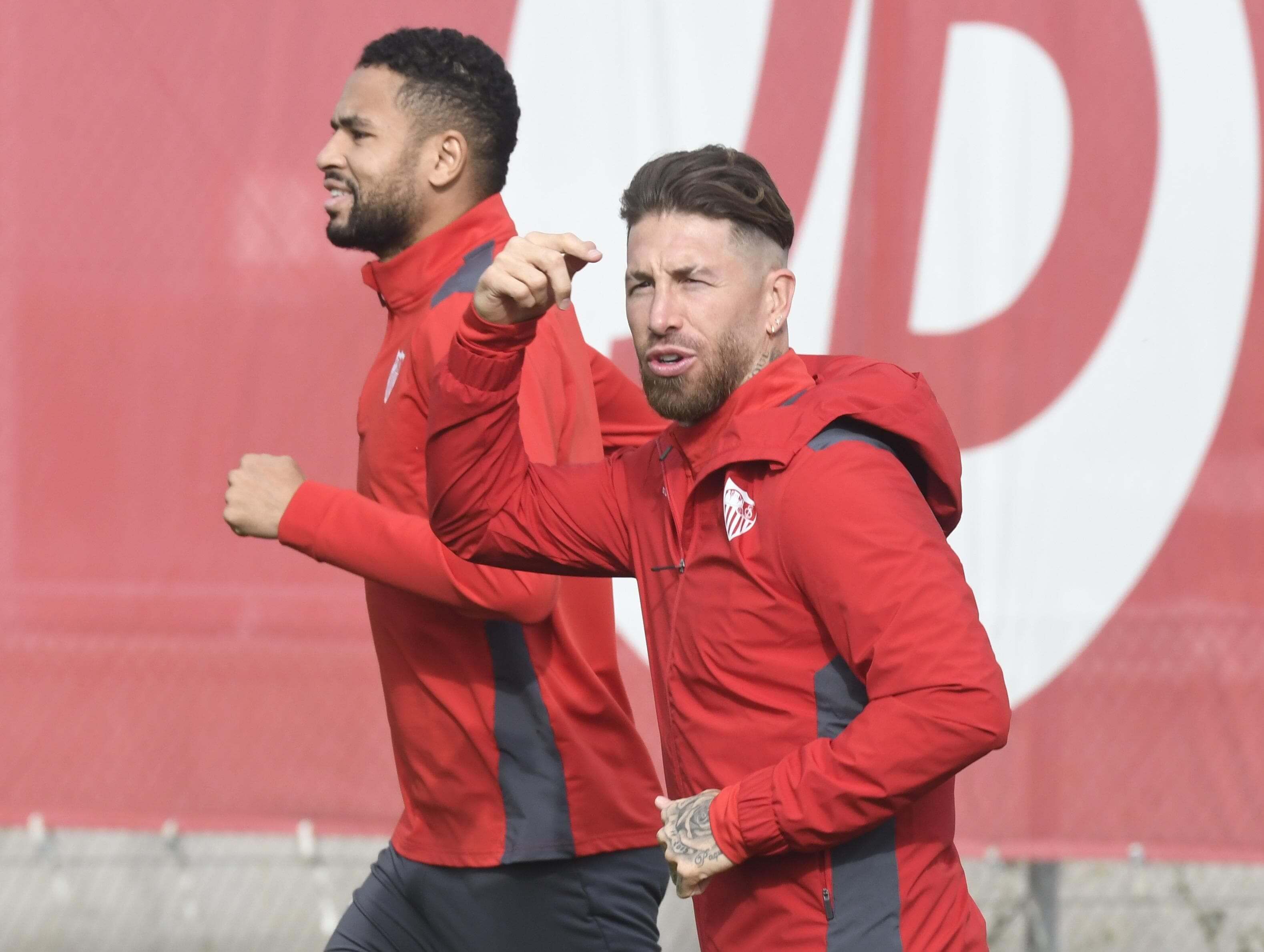  Ramos salta al césped junto a En-Nesyri.