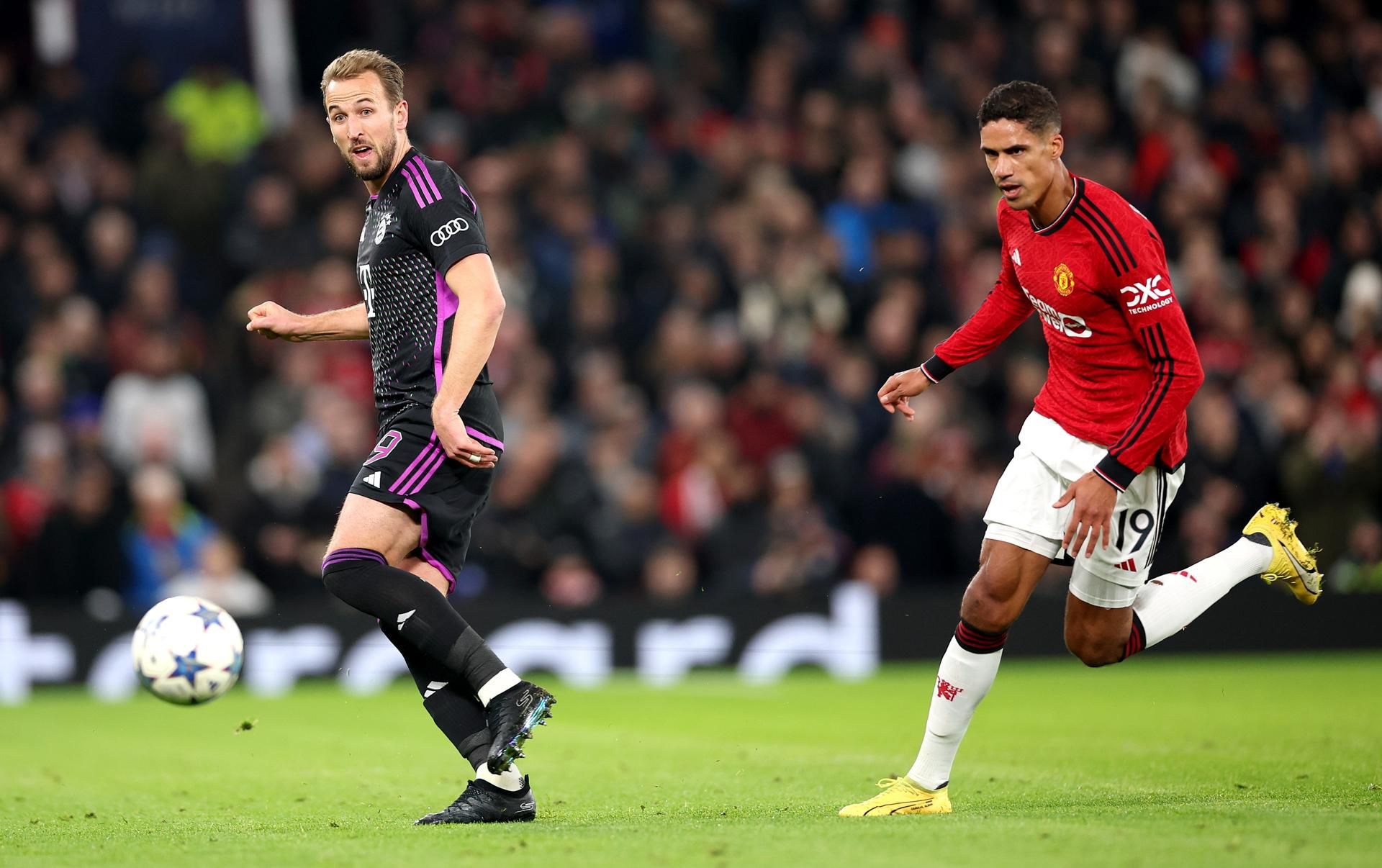  Raphael Varane defiende a Harry Kane en el Manchester United-Bayern.