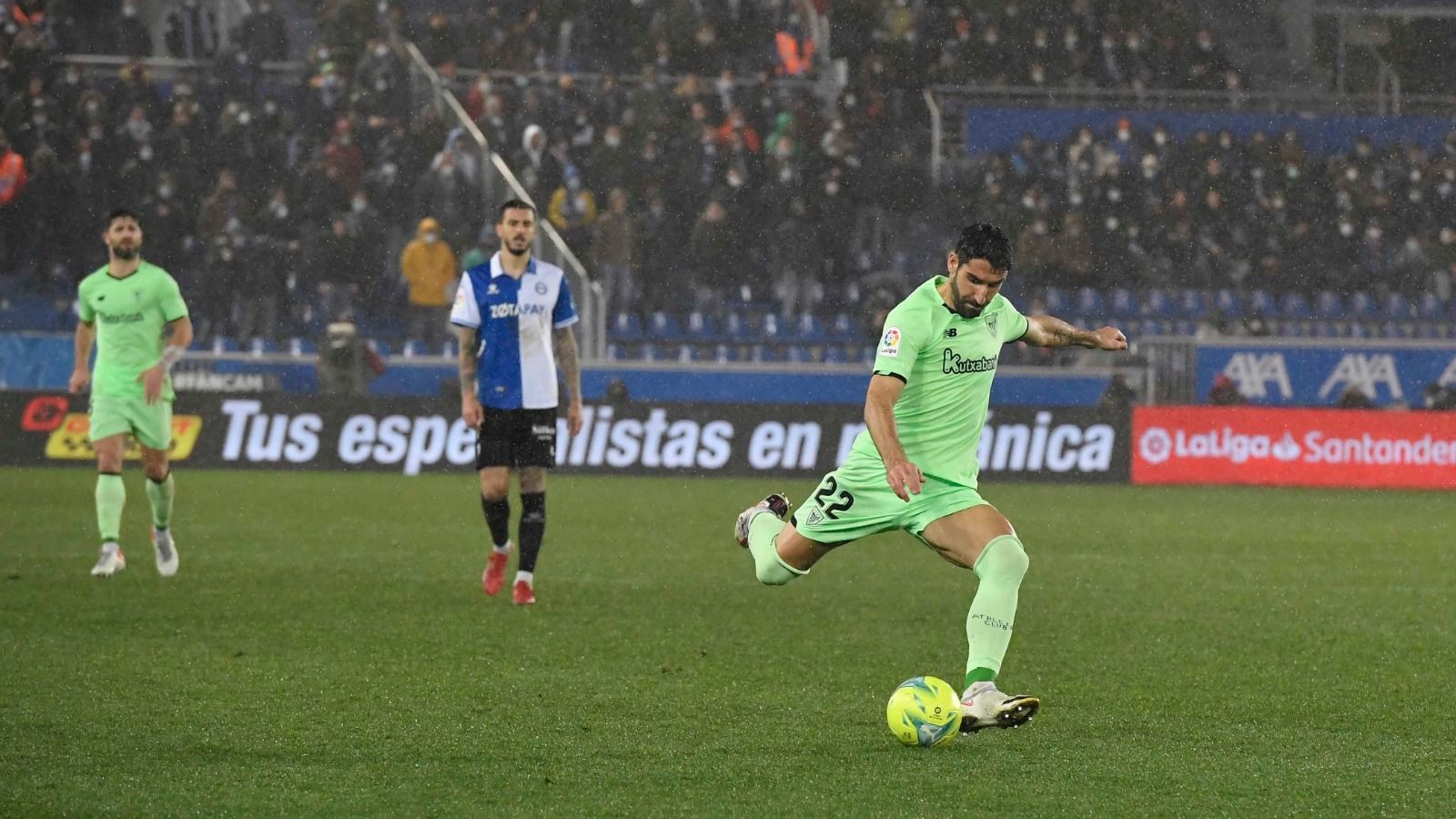 Raúl García, durante un partido frente al Deportivo Alavés en Mendizorrotza.