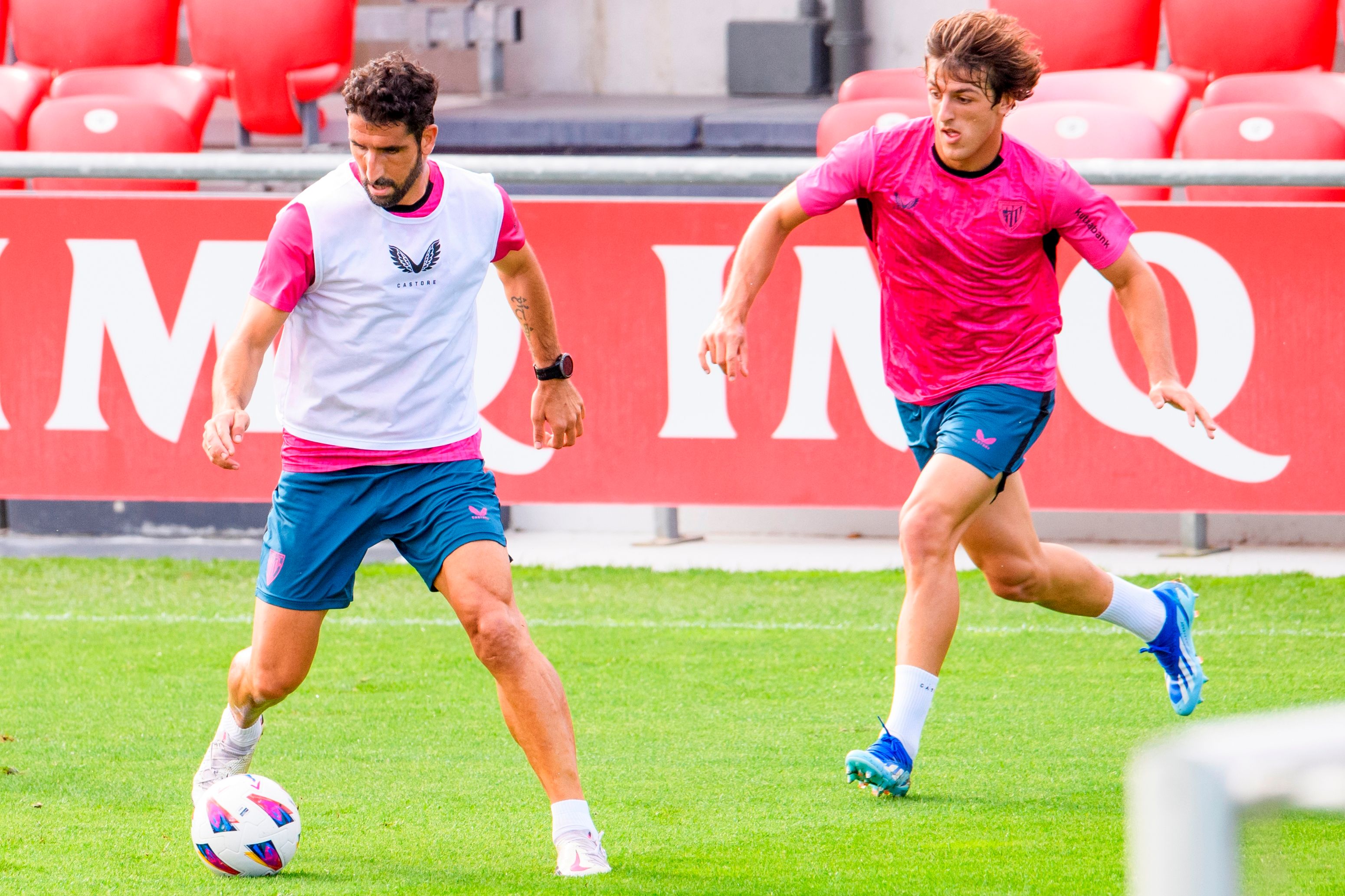  Unai Gómez aprieta a Raúl García en Lezama.