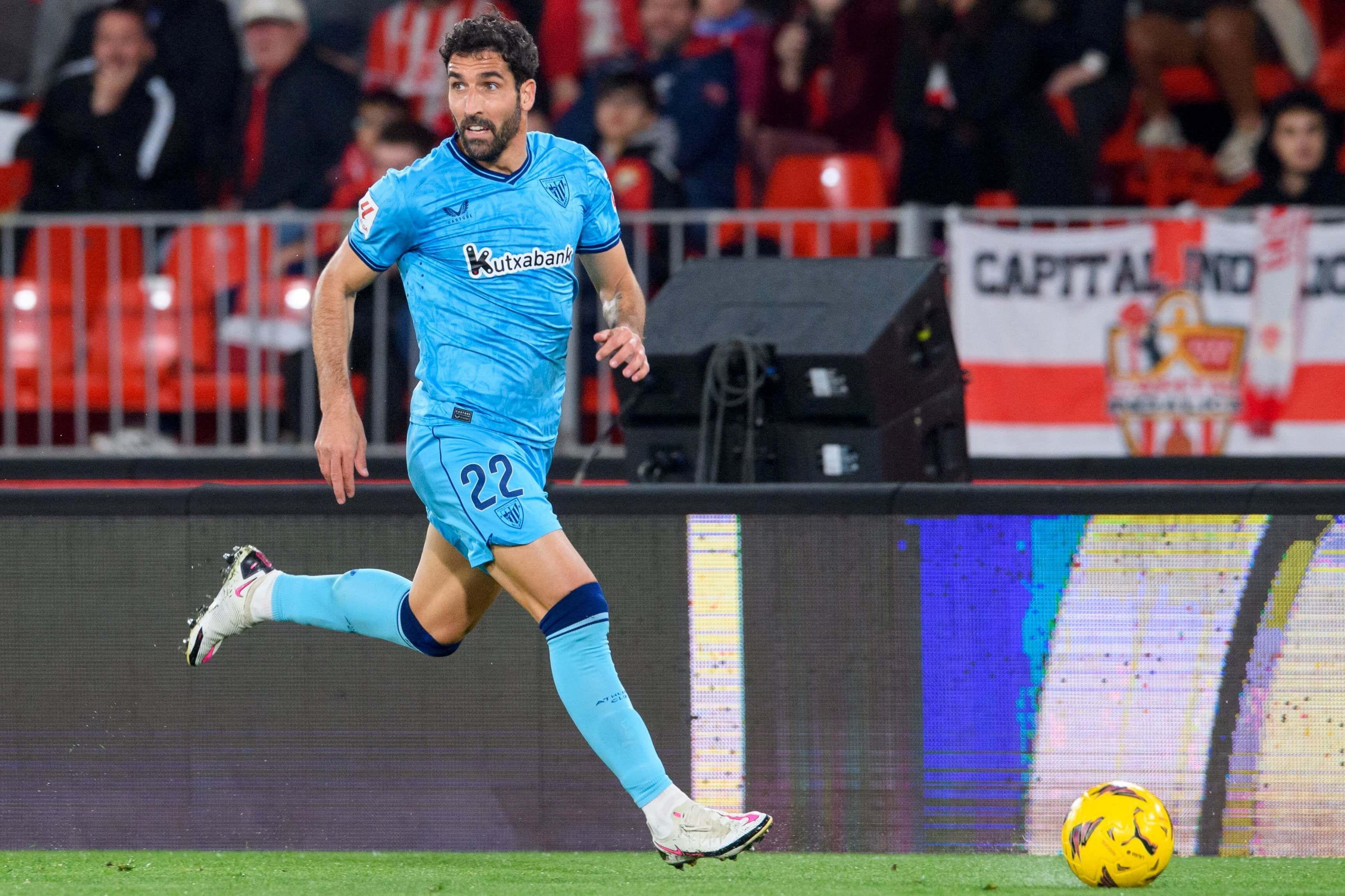  El navarro Raúl García levanta la vista mientras corre la banda ante la UD Almería