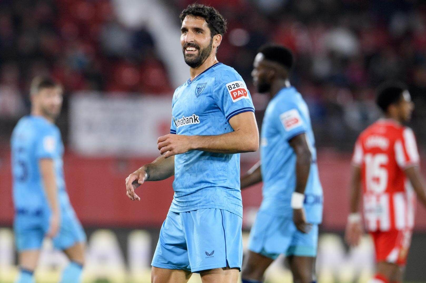  Raúl García, jugando de azul ante la UD Almería.