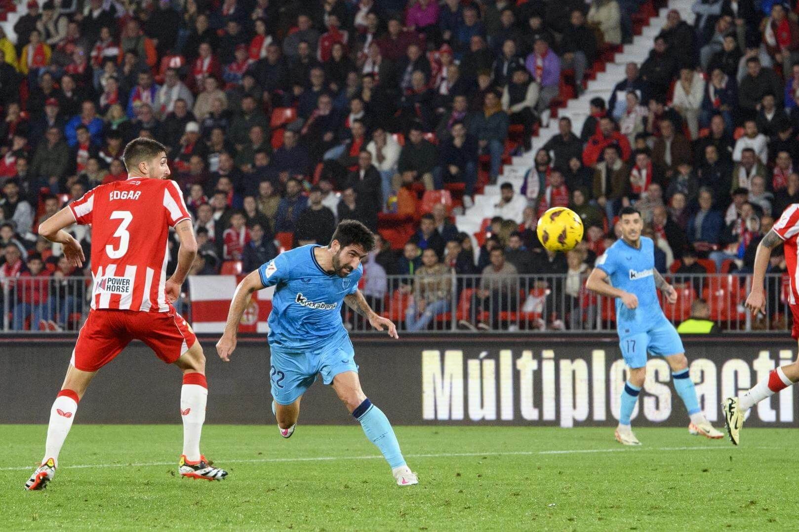  Cabezazo de Raúl García al poste en el partido empatado ante la UD Almería.