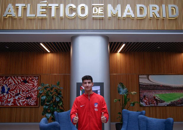 Rayane Belaid posa en su firma de contrato con el Atlético de Madrid.