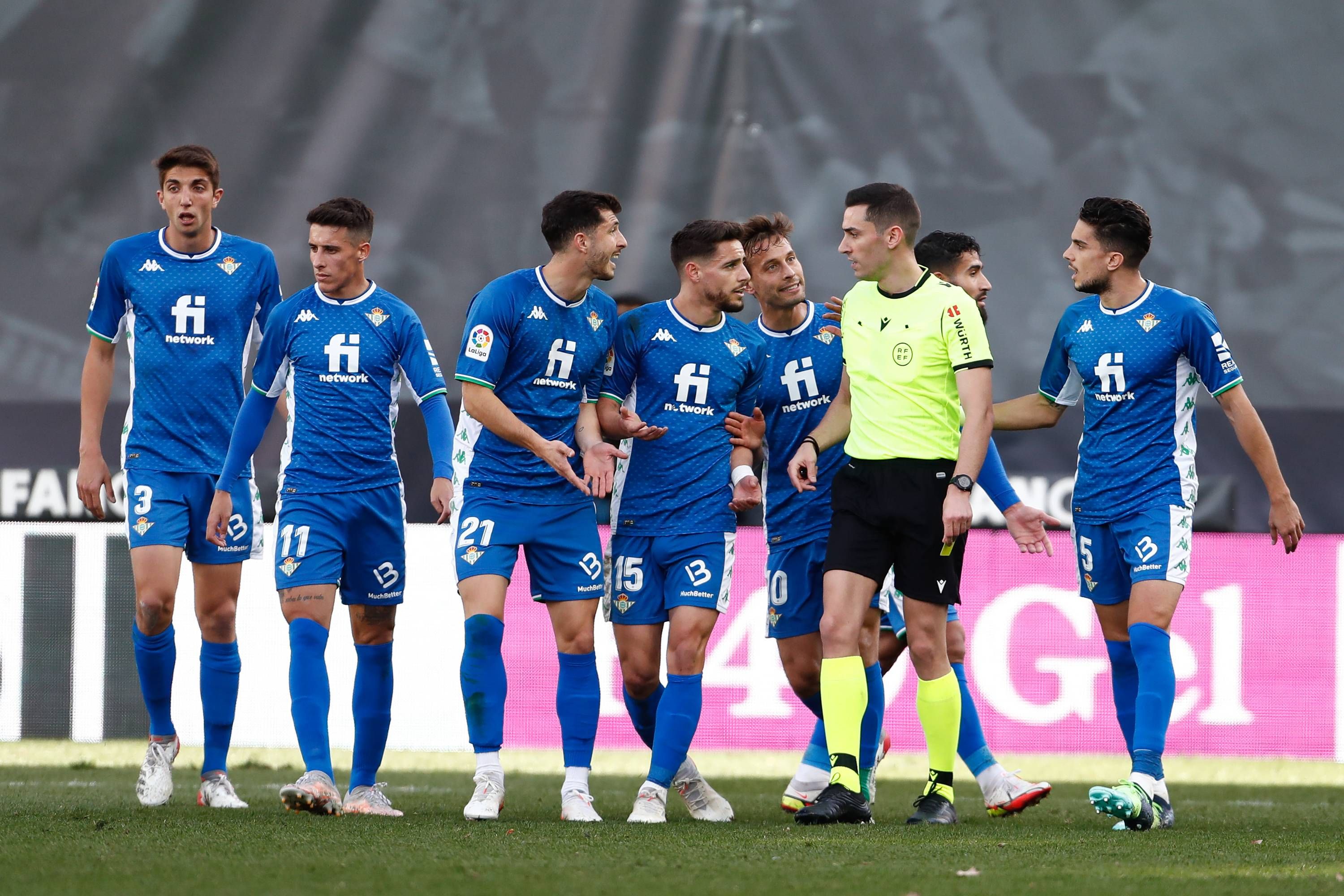  Los jugadores del Betis protestan a Muñiz Ruiz en el partido de Vallecas.
