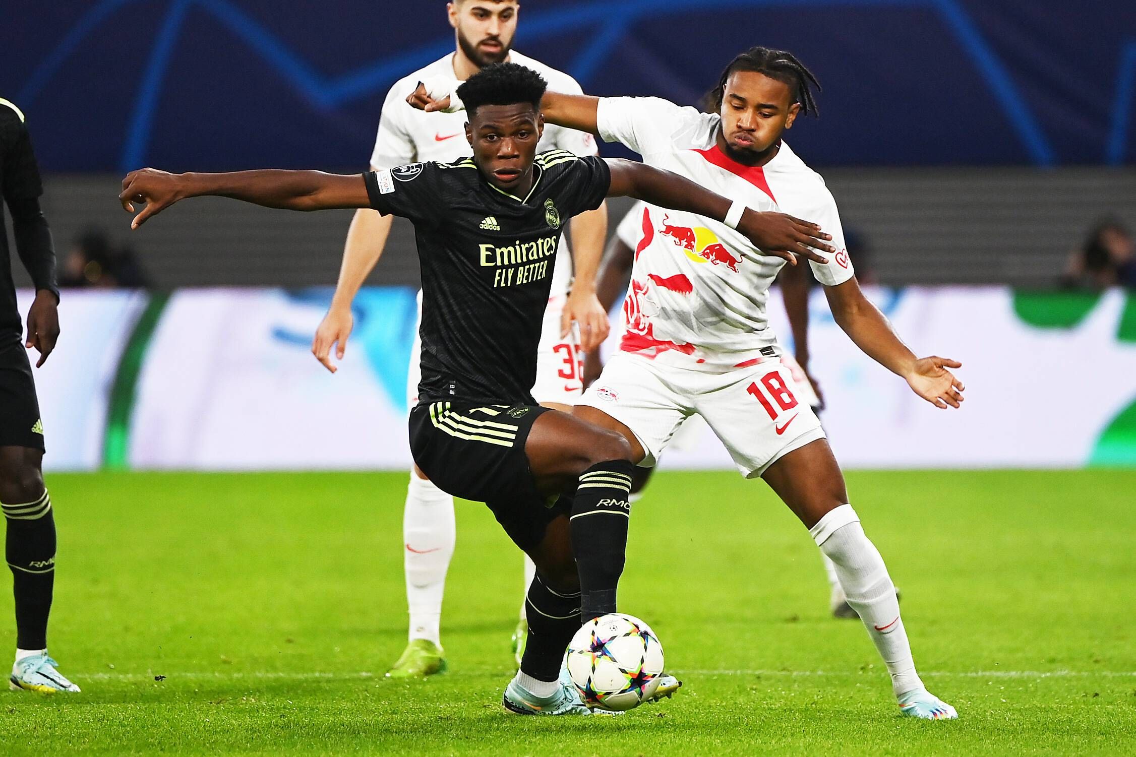  Tchouaméni y Nkunku pelean en el RB Leipzig-Real Madrid.