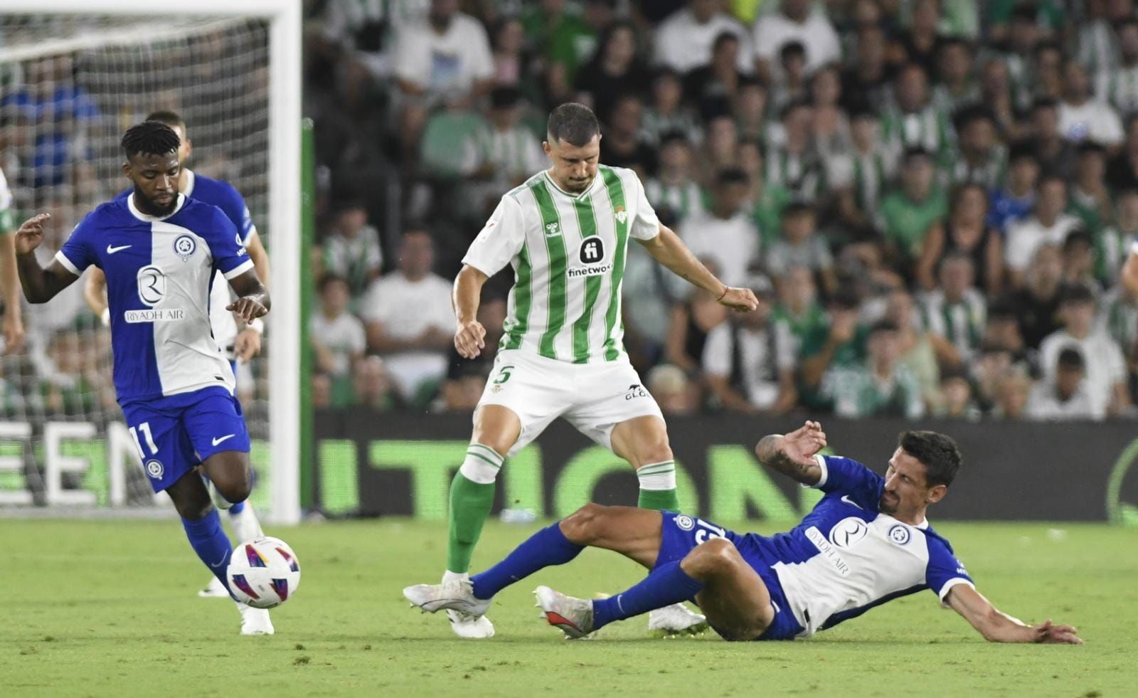  Lemar y Savic tratan de frenar a Guido en el Betis-Atlético.