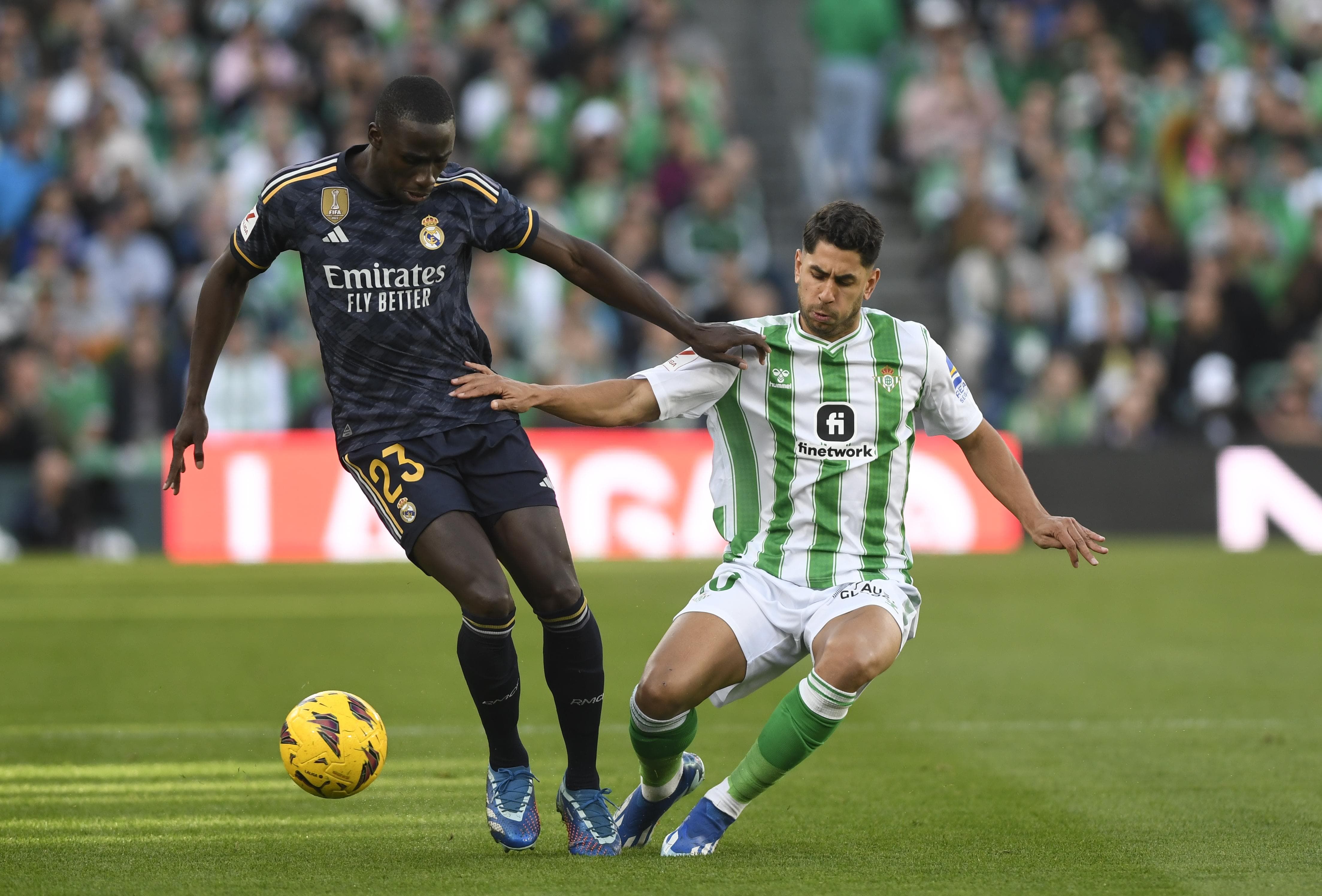  Ferland Mendy pelea con Ayoze Pérez en el Betis-Real Madrid.