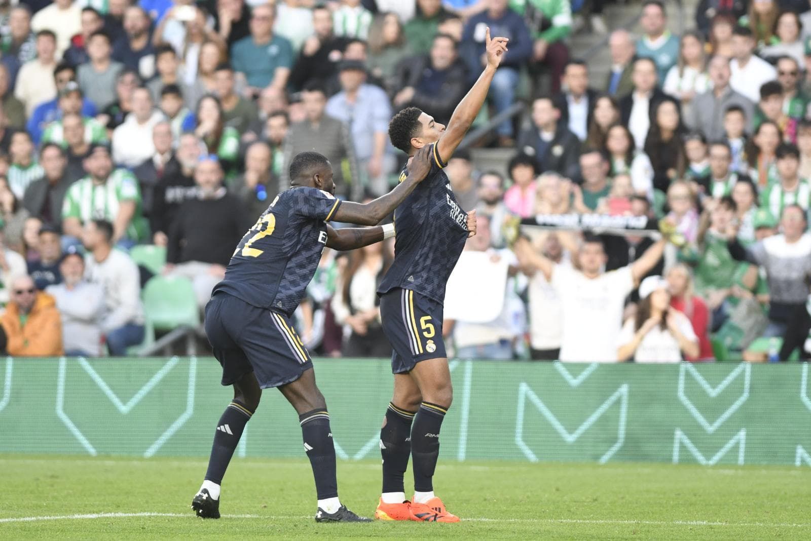  Rudiger se lleva a Bellingham tras marcar en el Real Betis-Real Madrid.