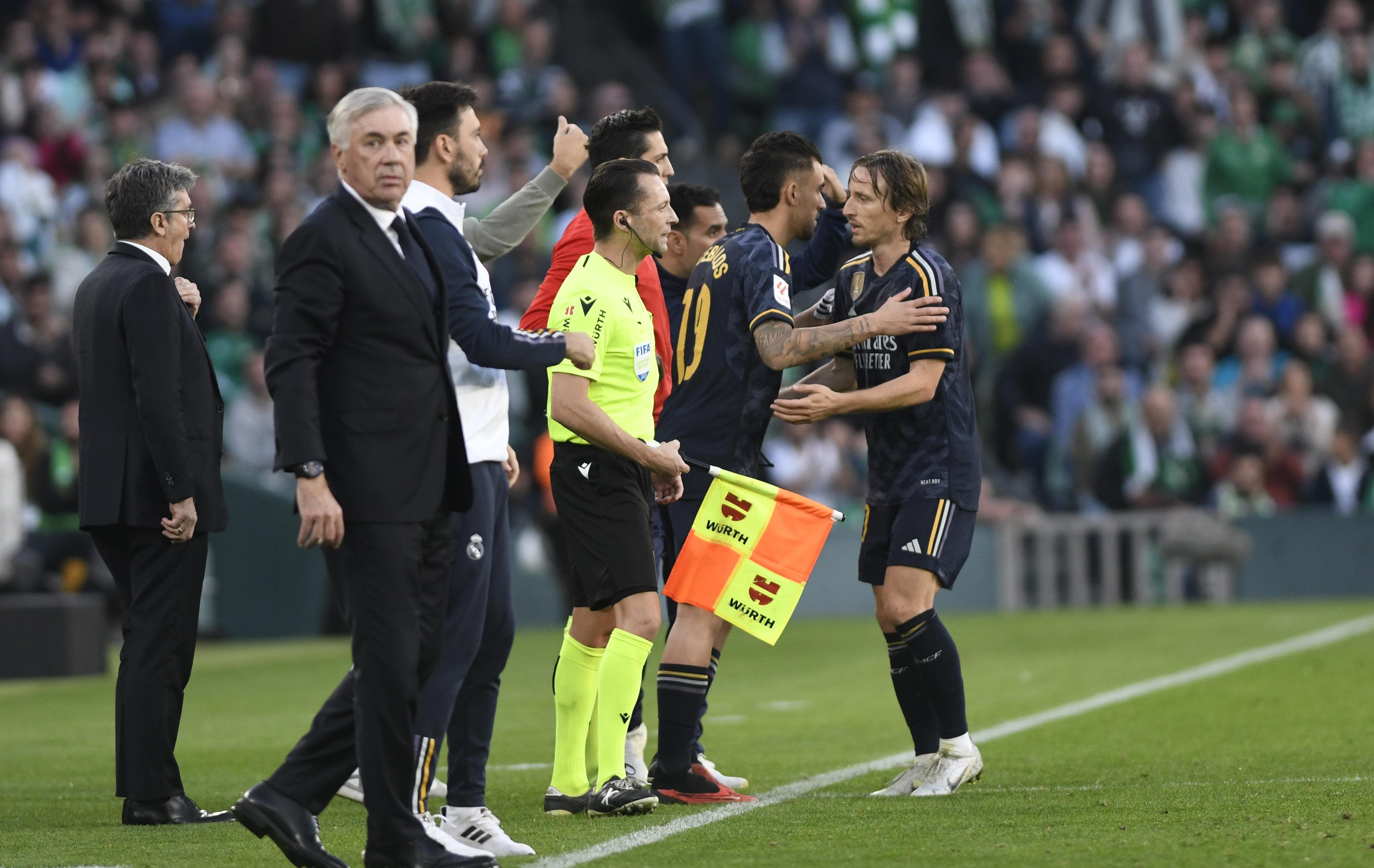  Luka Modric se marcha enfadado en el Betis-Real Madrid.