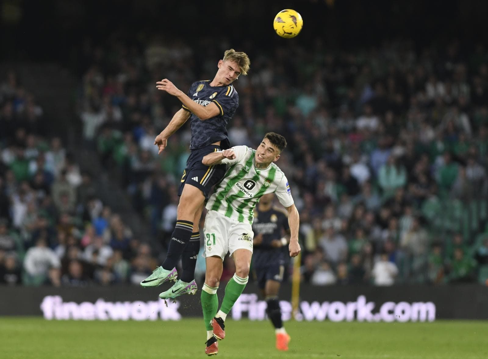  Nico Paz gana un balón aéreo a Marc Roca en el Betis-Real Madrid.
