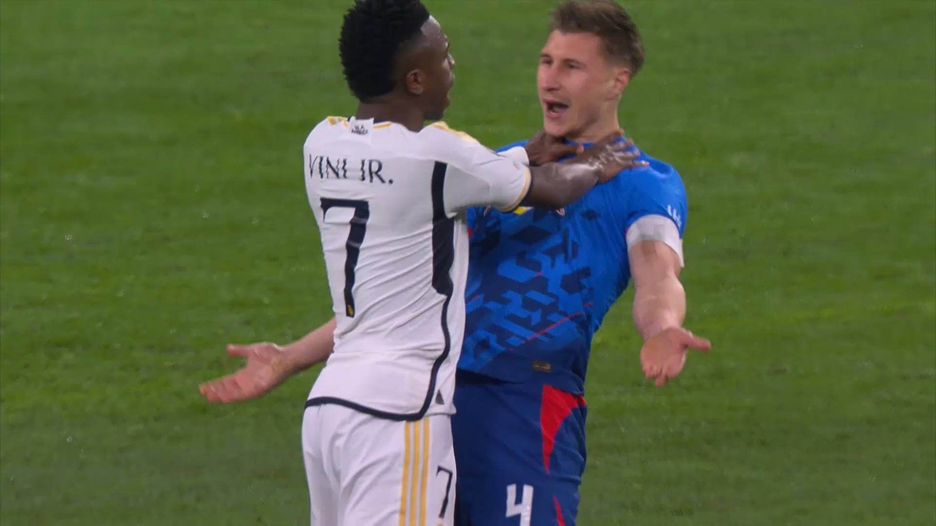  Real Madrid 1-1 Leipzig: Empujón de Vinícius en el cuello a Orbán