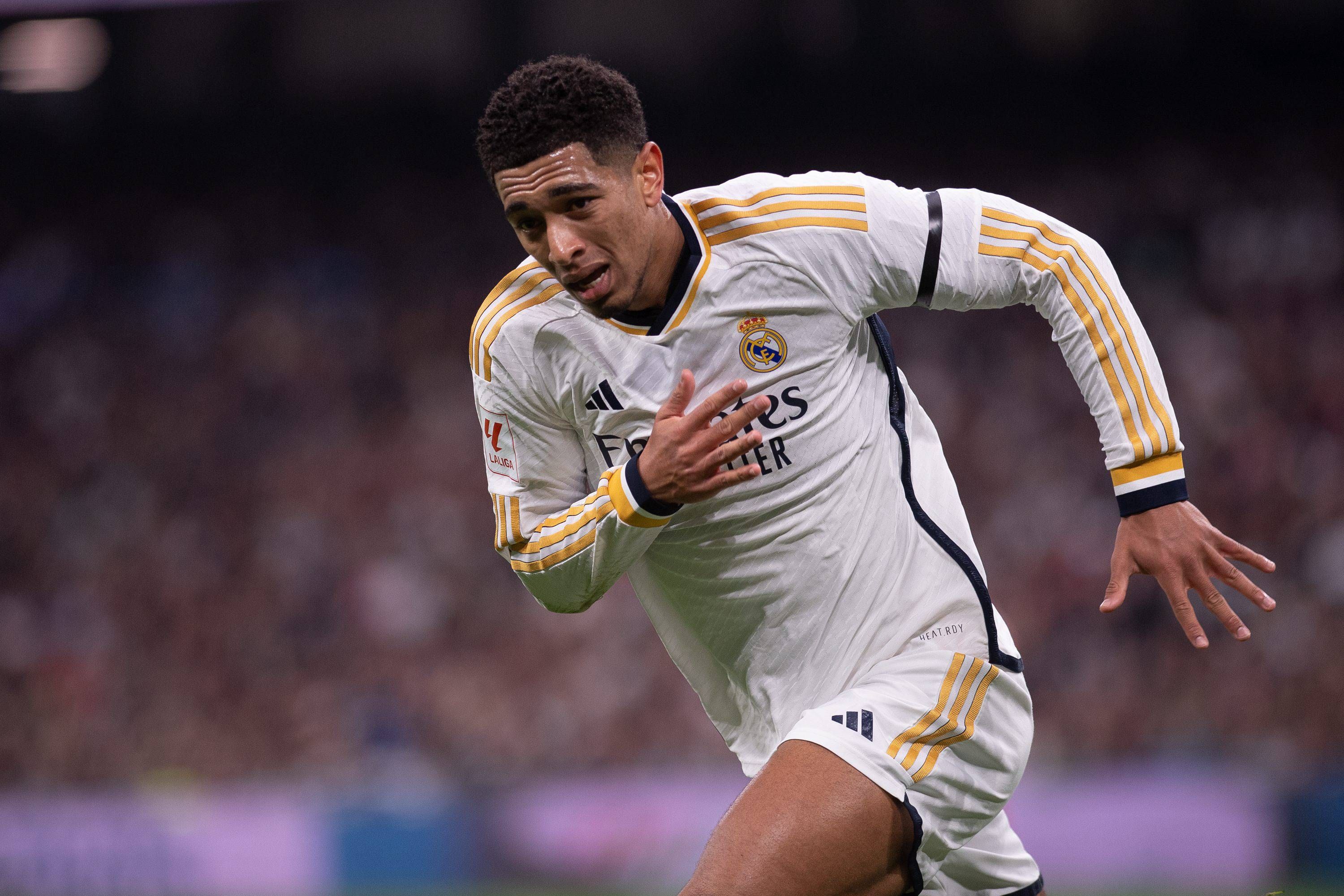  Jude Bellingham corre en el Real Madrid-Almería.