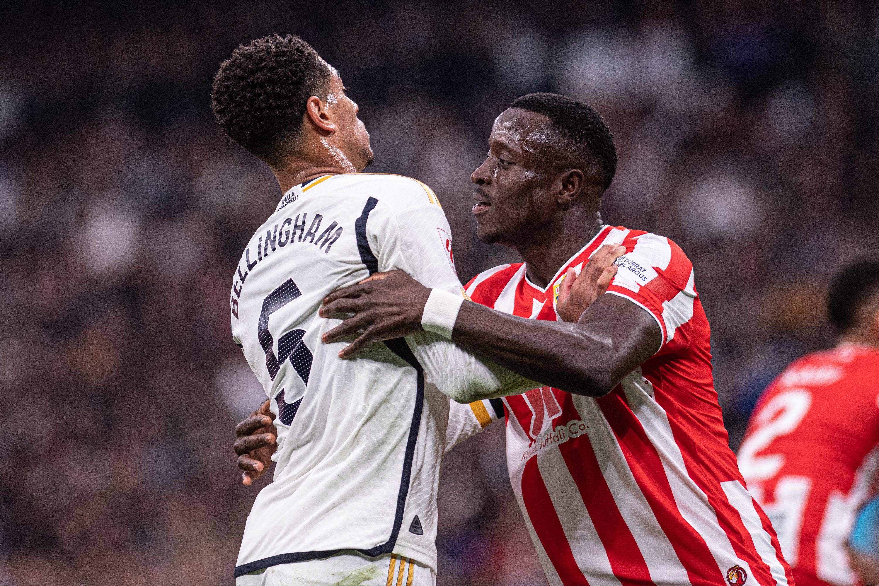  Jude Bellingham, agarrado por Lopy en el Real Madrid-Almería.