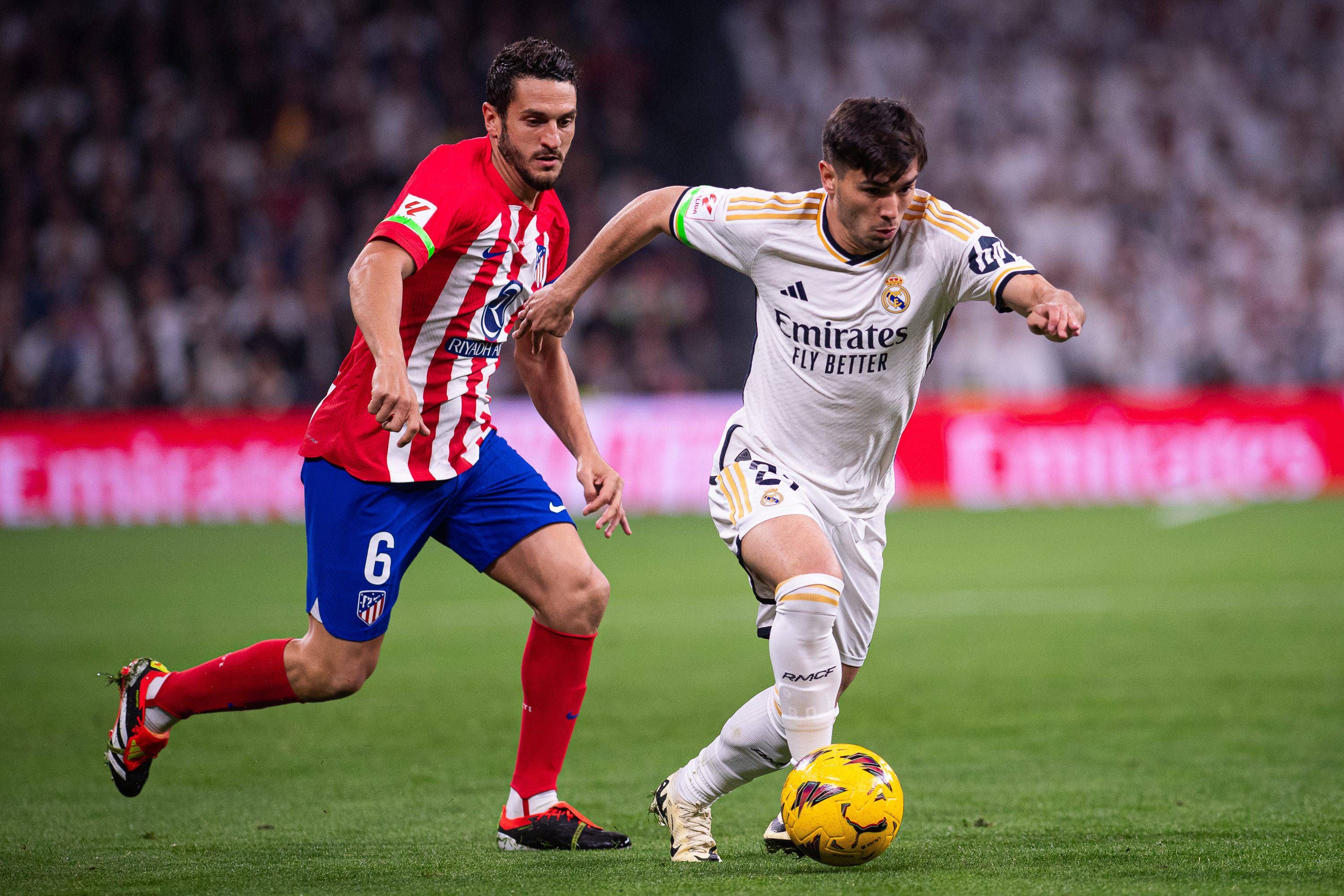  Brahim Díaz corre delante de Koke en el derbi Real Madrid-Atlético.