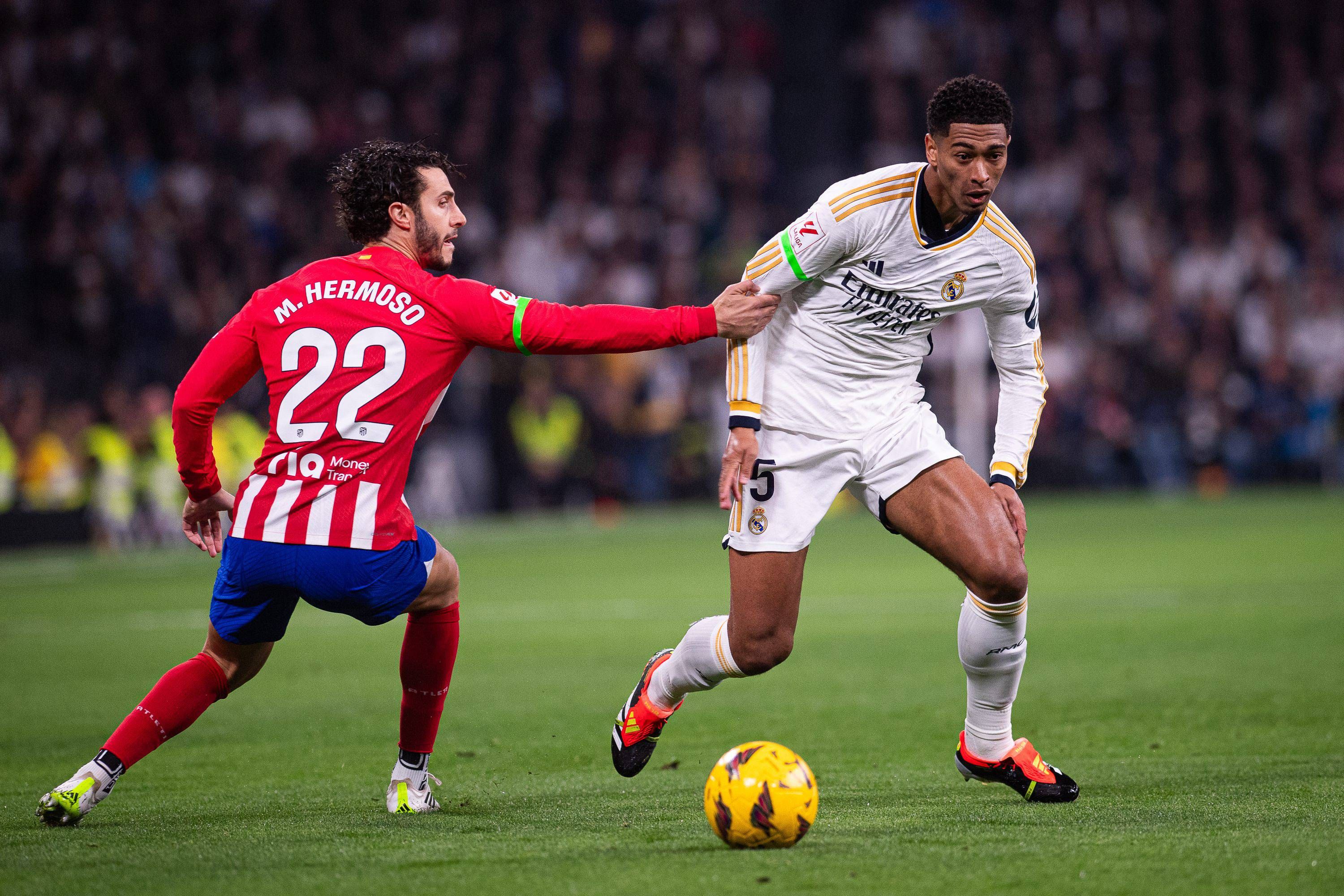 Bellingham se marcha de Hermoso en el derbi Real Madrid-Atlético (Foto: Cordon Press).
