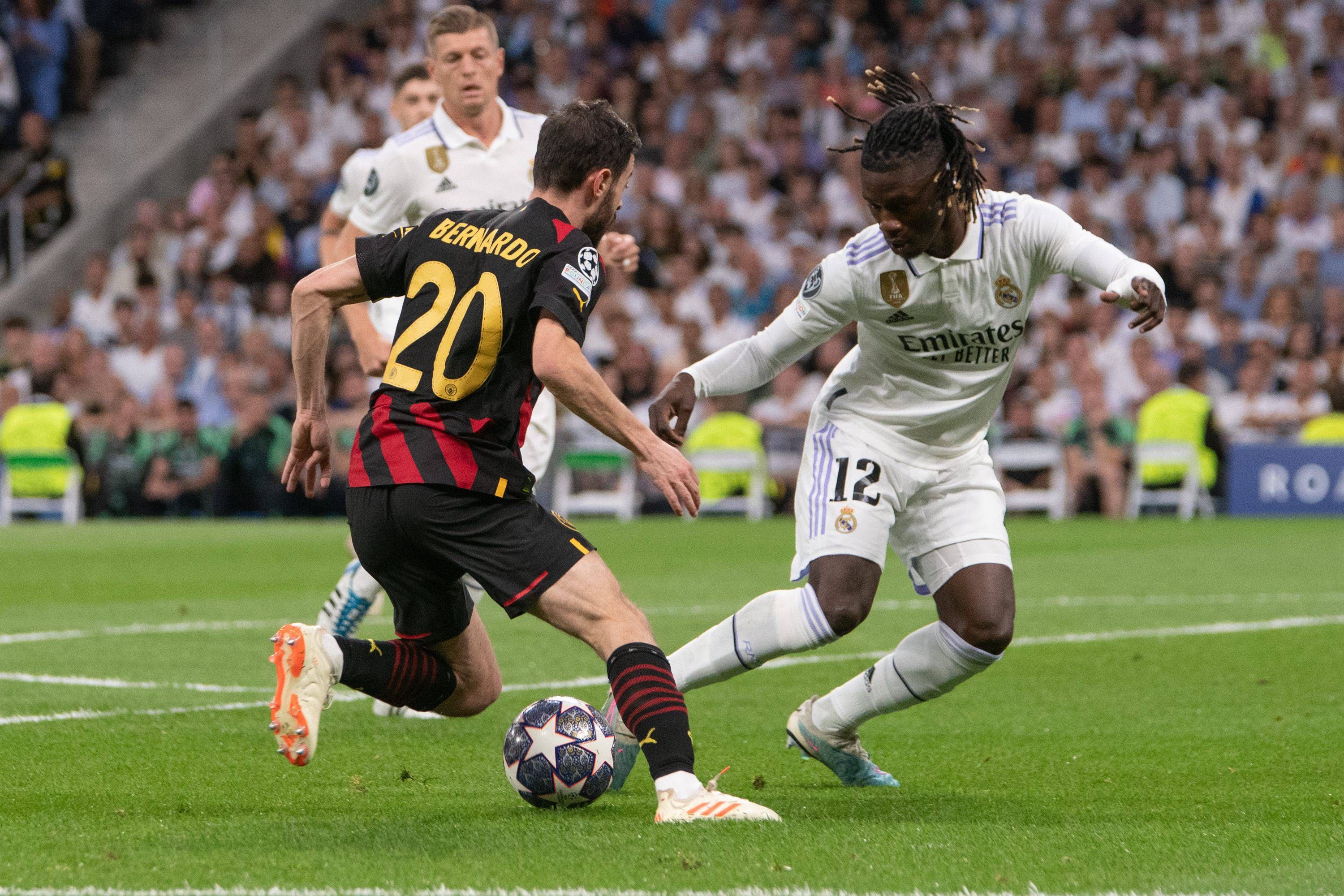  Bernardo Silva encara a Camavinga en el Real Madrid-City.