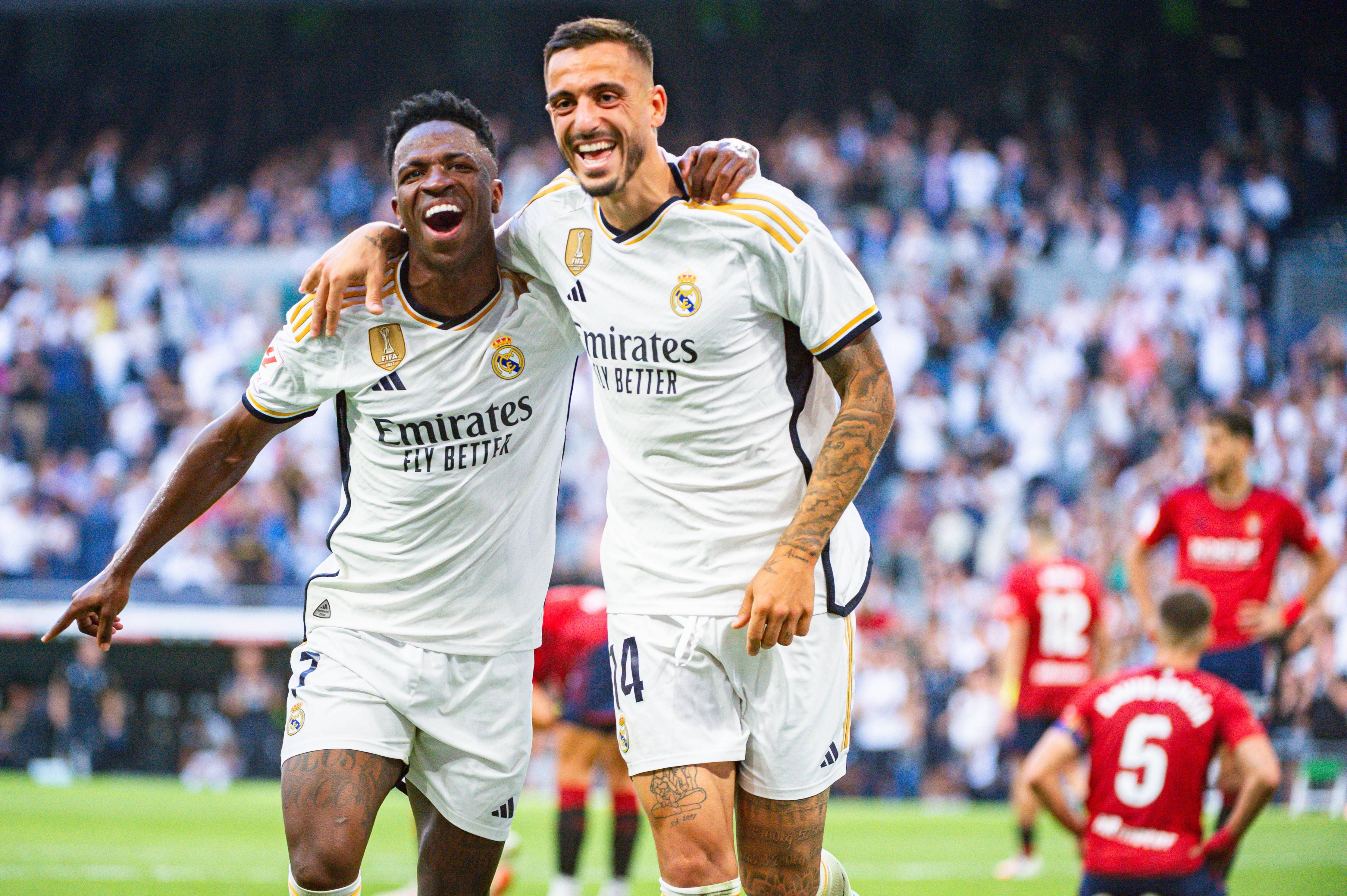  Vinicius Jr. y Joselu celebran un gol en el Real Madrid-Osasuna.