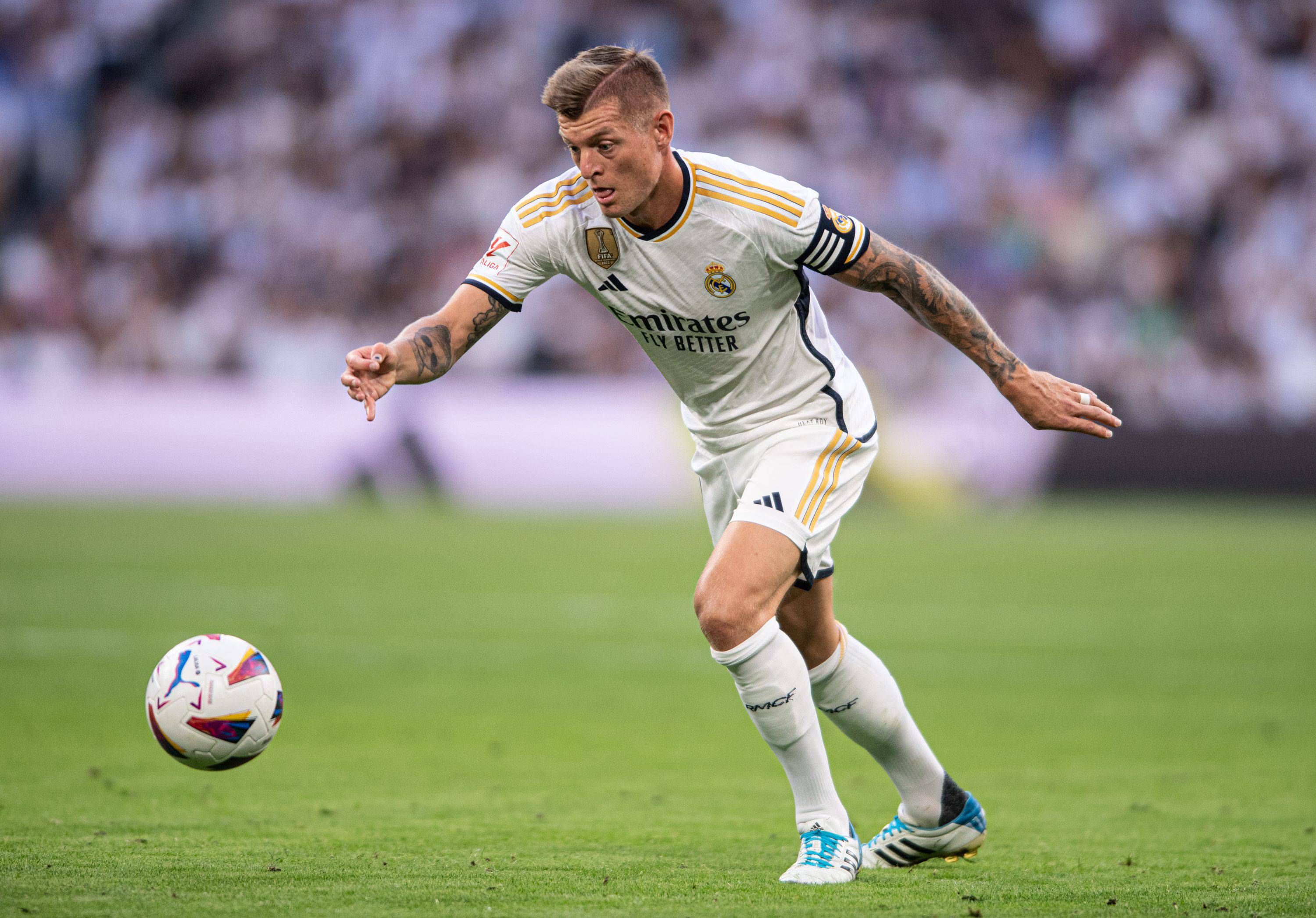  Toni Kroos busca un pase en el Real Madrid-Osasuna.