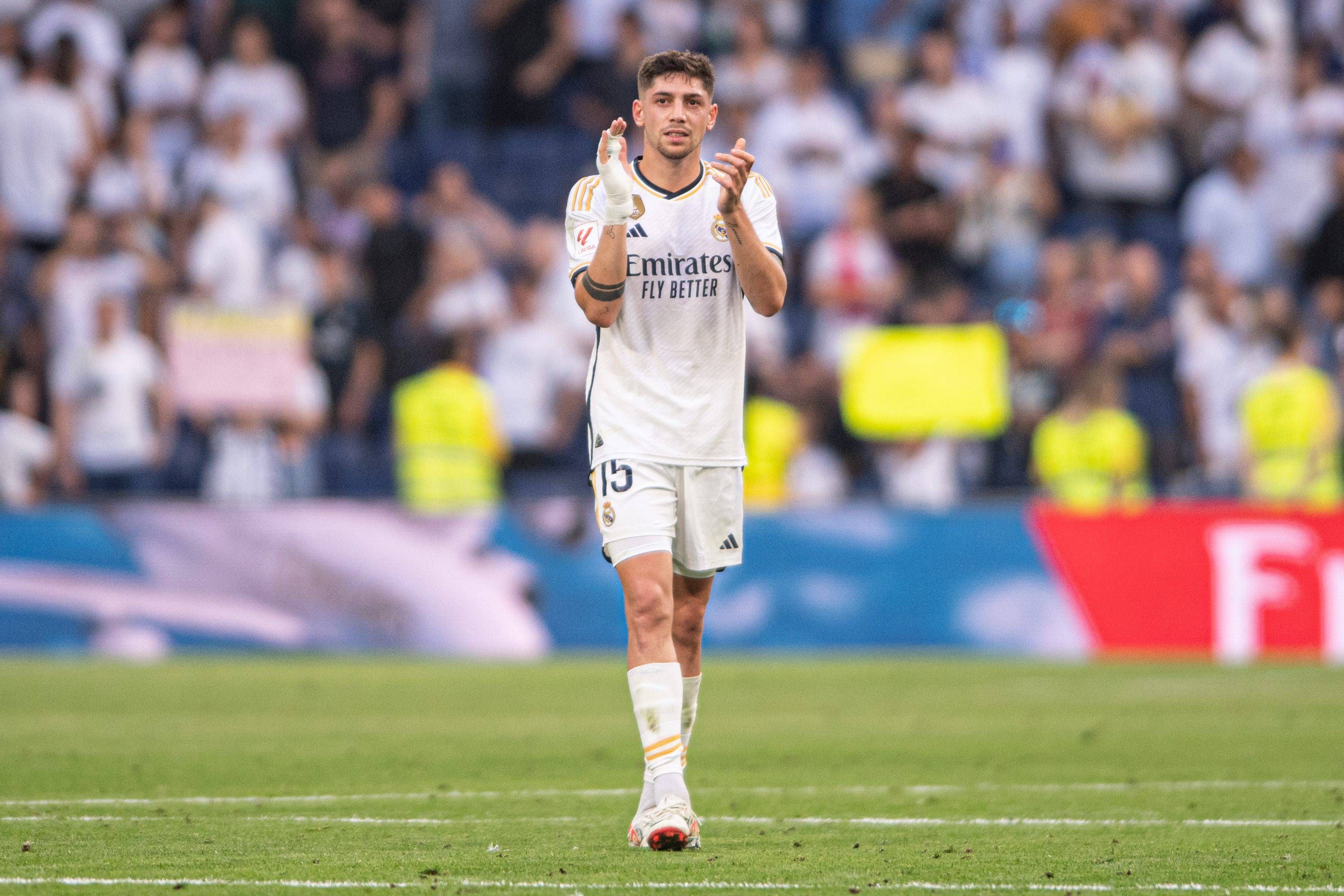  Fede Valverde aplaude tras el Real Madrid-Osasuna.