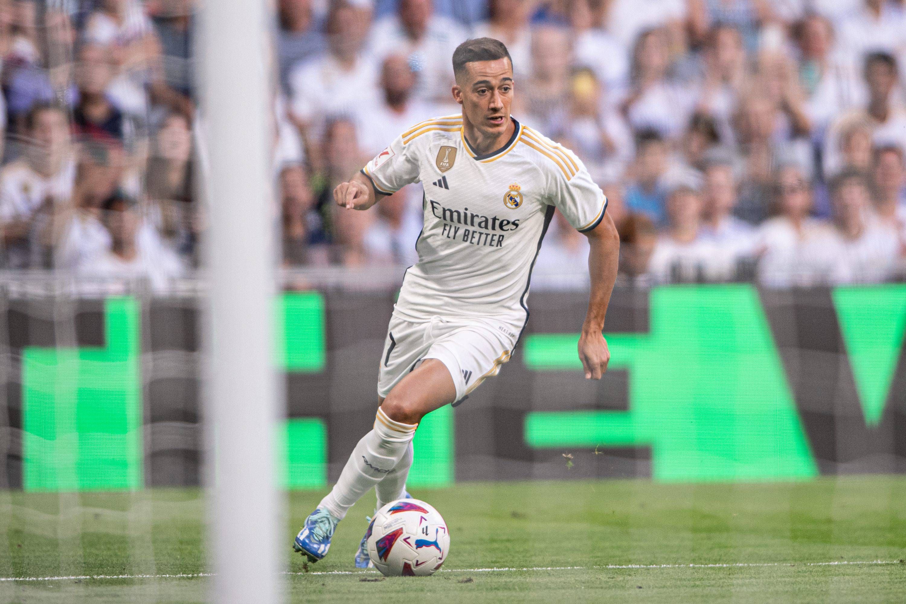  Lucas Vázquez busca un pase en el Real Madrid-Osasuna.