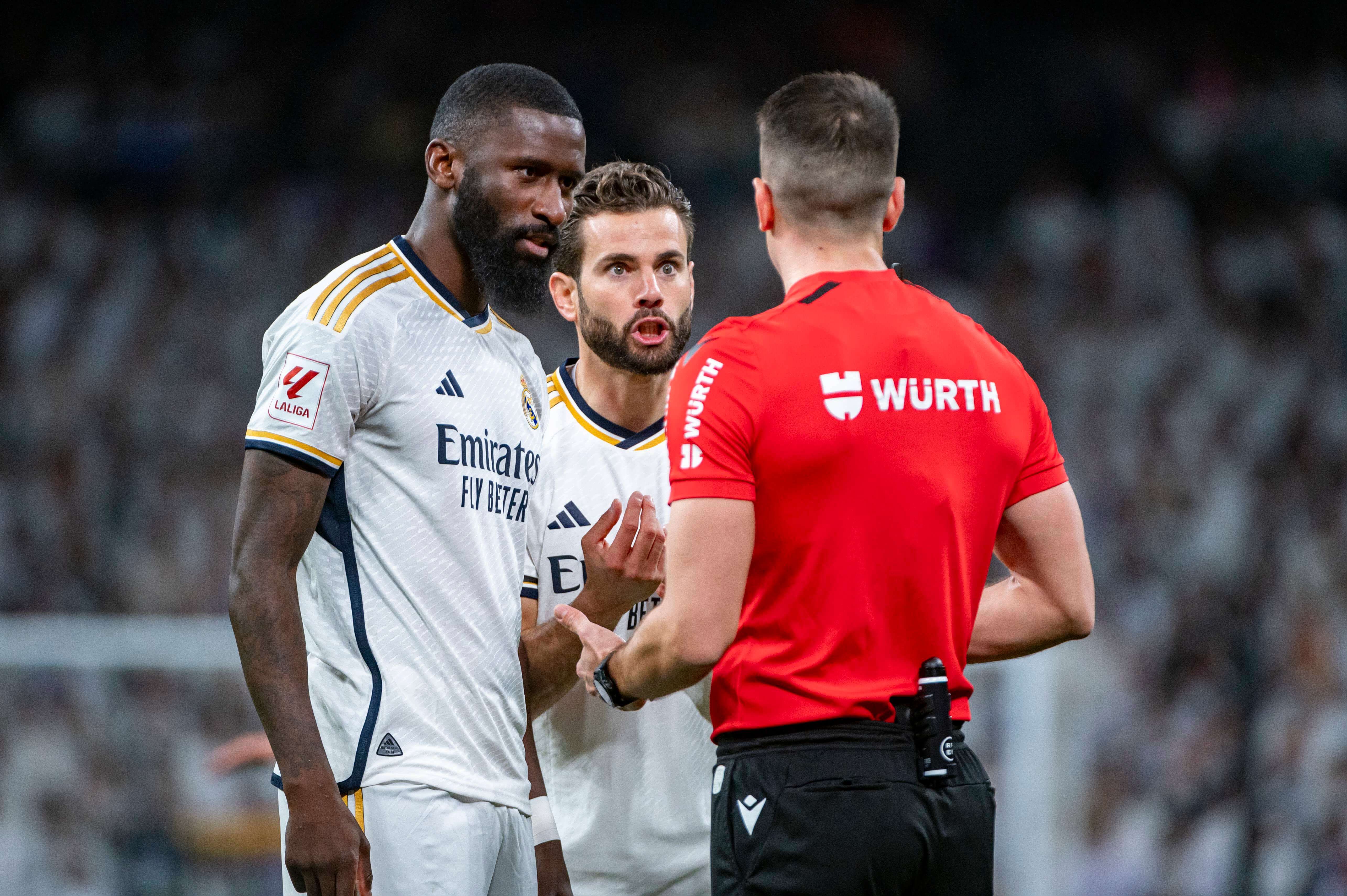 Díaz de Mera charla con Antonio Rüdiger y Nacho Fernández.